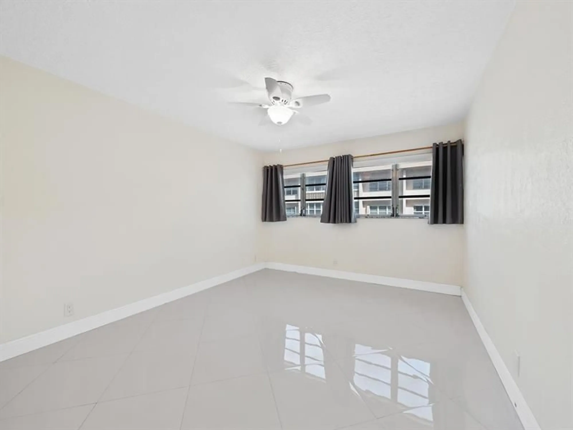 Property Slideshow image 8 of 23 | 329 se 3rd st 305p, Hallandale Beach, FL, 33009