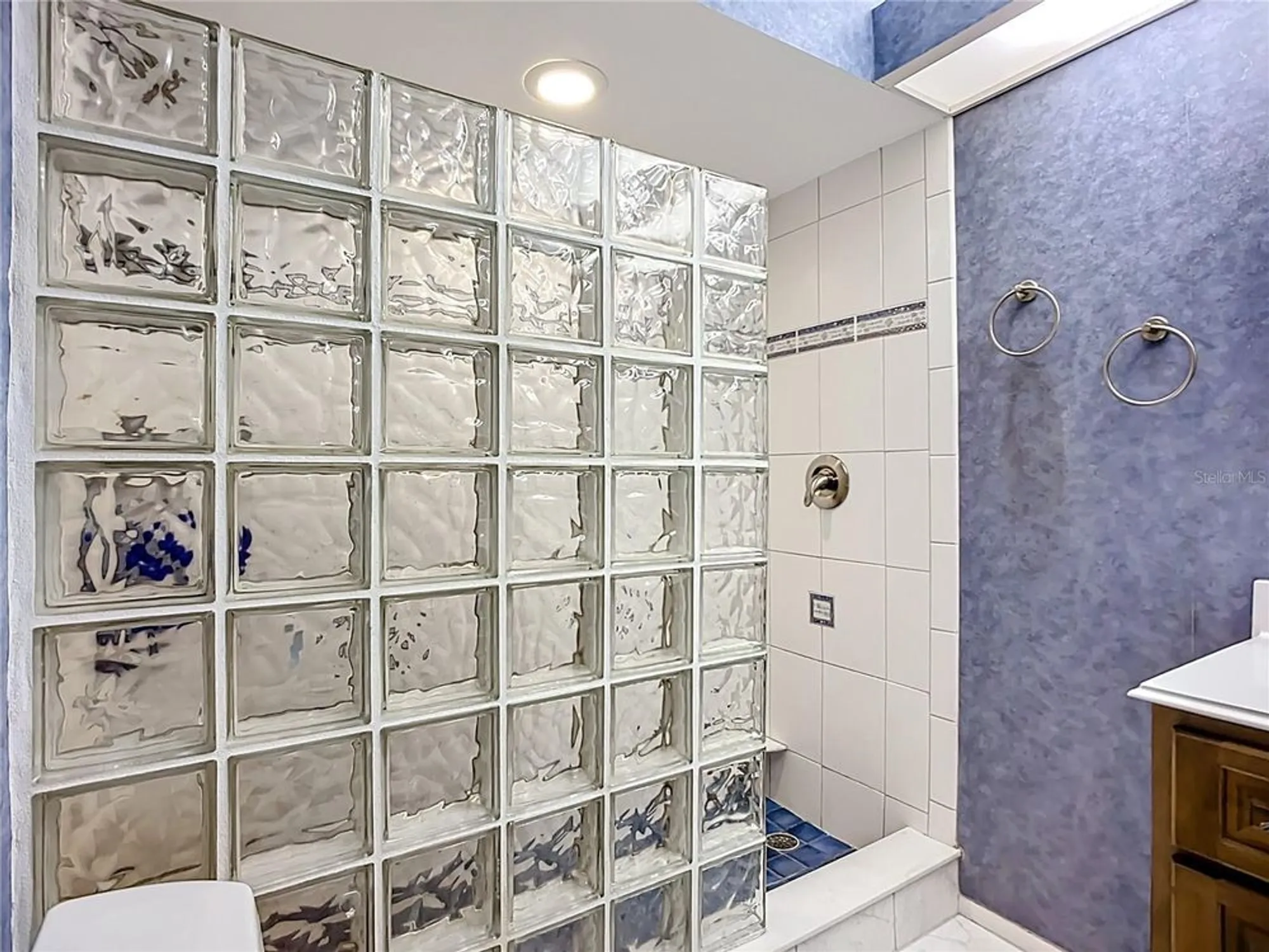 Property Slideshow image 23 of 43 | 4683 oak hollow dr 3, Sarasota, FL, 34241