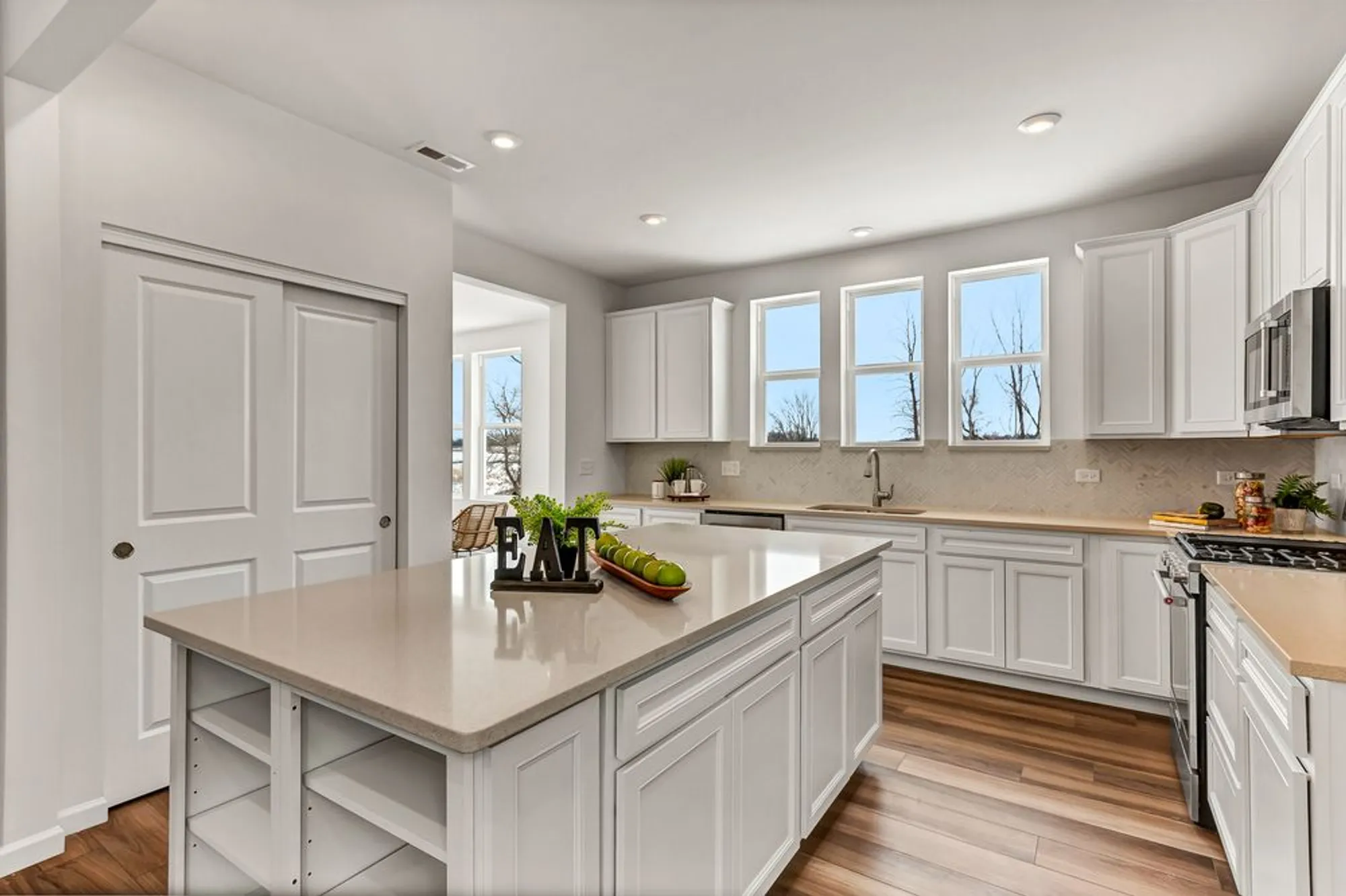 Property Slideshow image 8 of 12 | 2813 spring cir s, Lindenhurst, IL, 60046