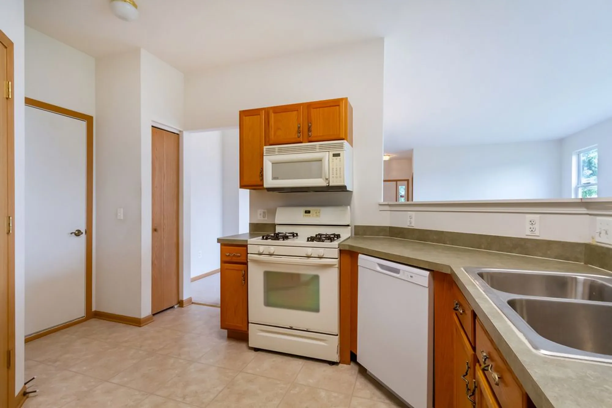 Property Slideshow image 8 of 28 | 1508 w ludington cir, Romeoville, IL, 60446