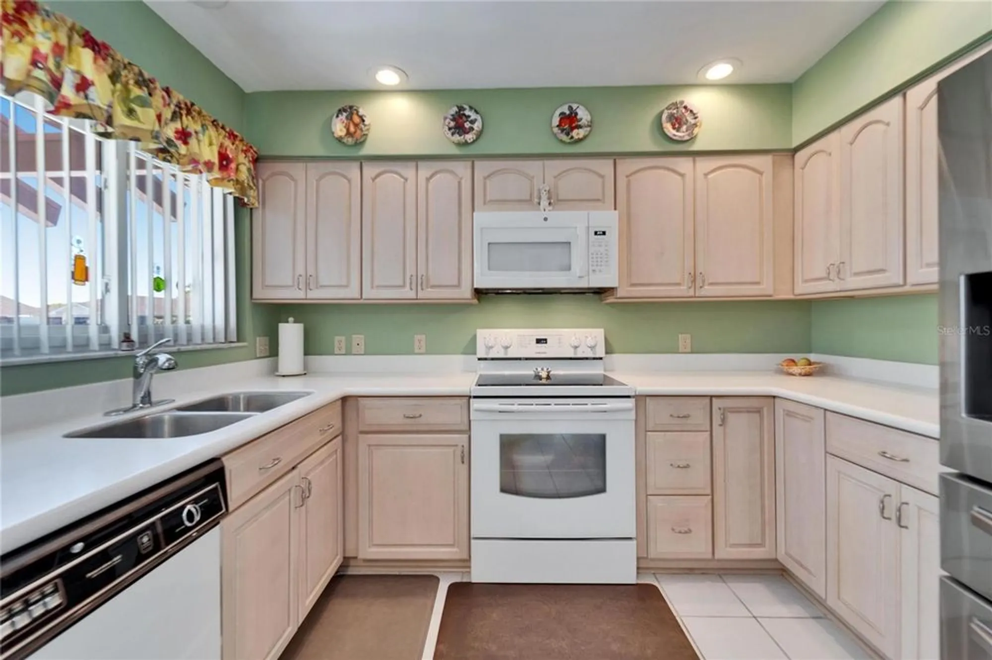 Property Slideshow image 28 of 79 | 2007 east view dr, Sun City Center, FL, 33573