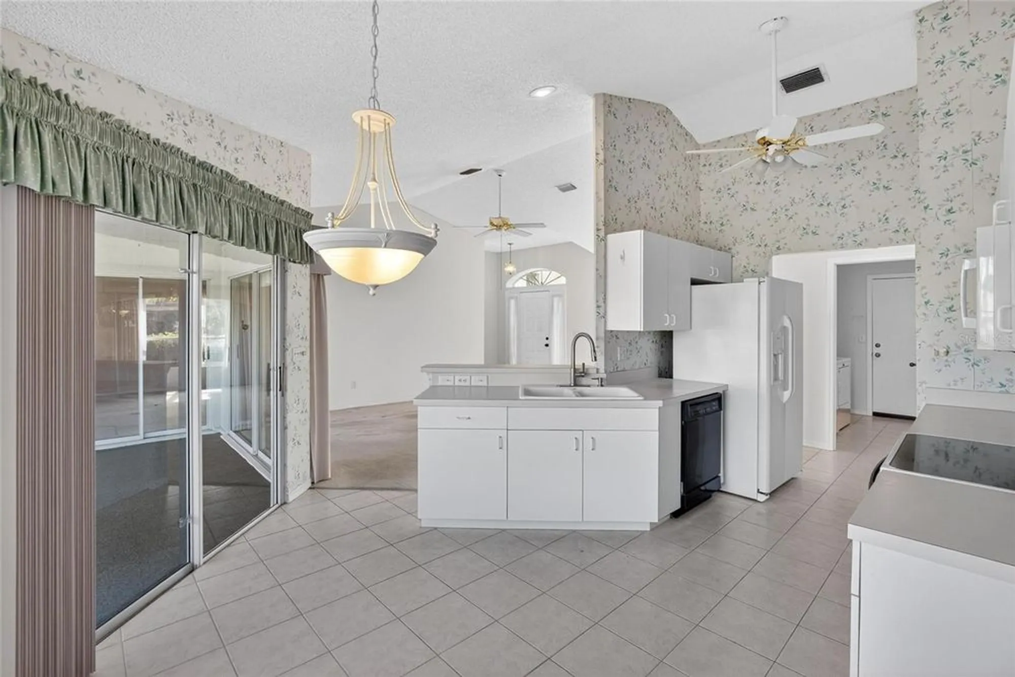 Property Slideshow image 9 of 50 | 331 caloosa palms ct, Sun City Center, FL, 33573