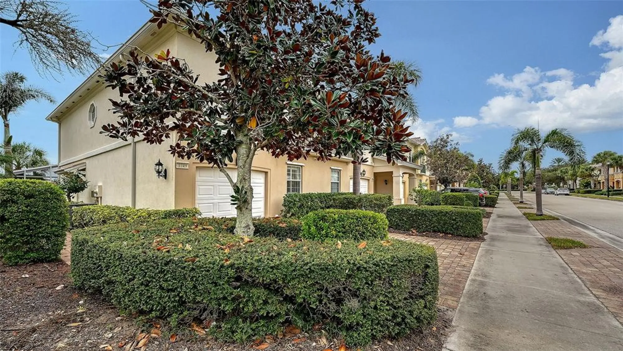 Property Slideshow image 3 of 63 | 1749 burgos dr, Sarasota, FL, 34238