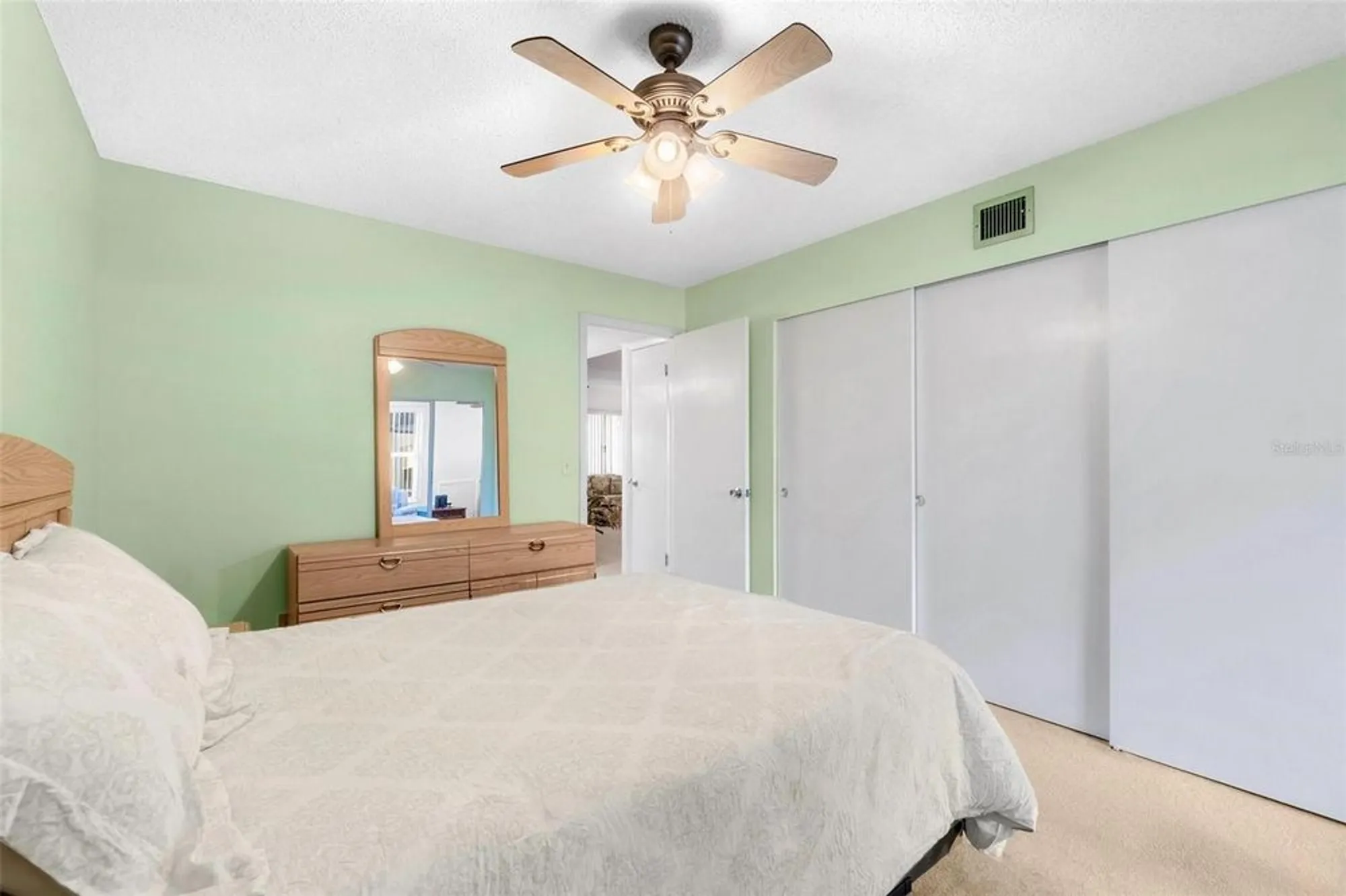 Property Slideshow image 11 of 40 | 2455 finlandia ln 39, Clearwater, FL, 33763