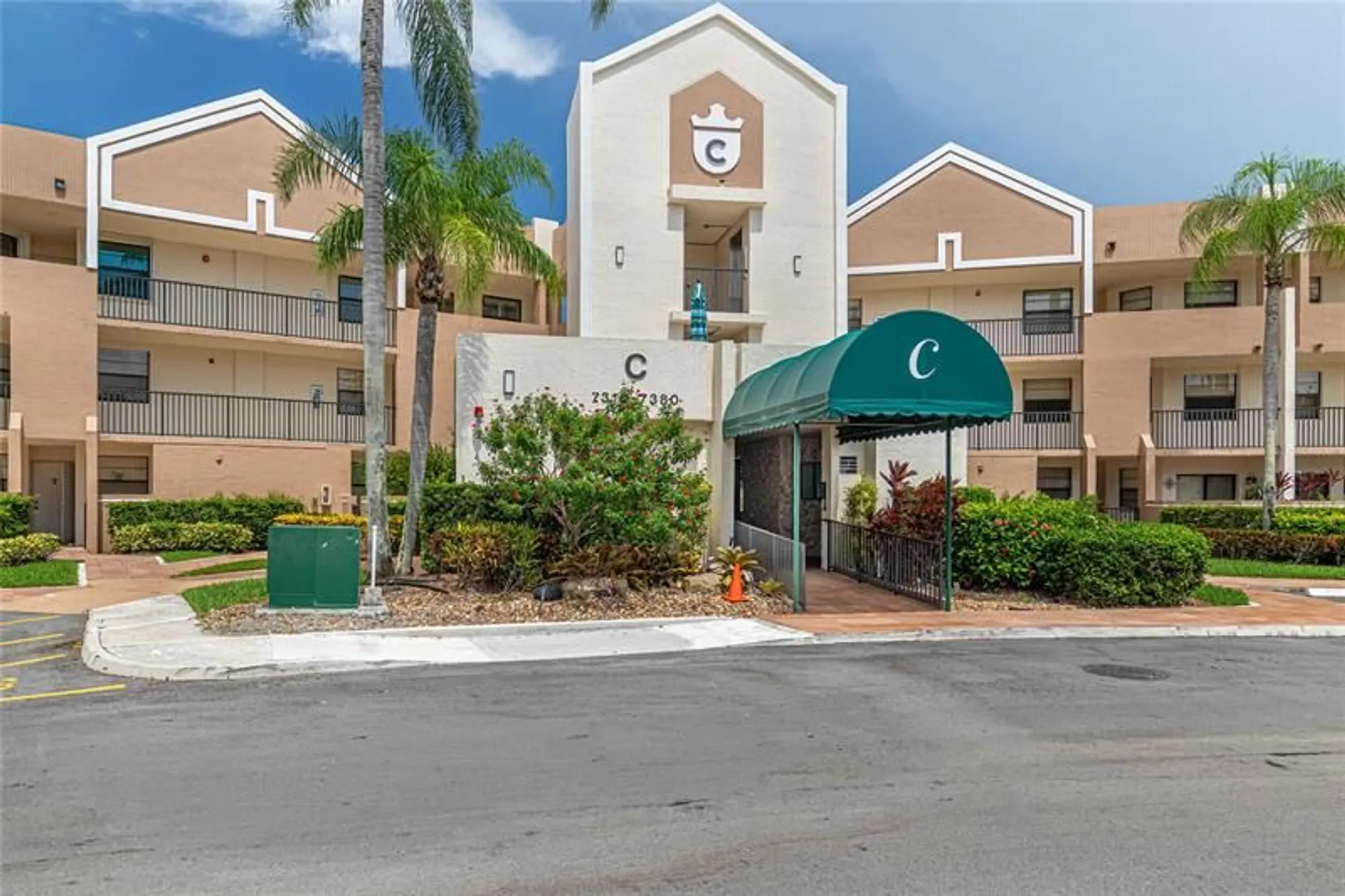 Property Slideshow image 1 of 50 | 7312 fairfax dr 102, Tamarac, FL, 33321