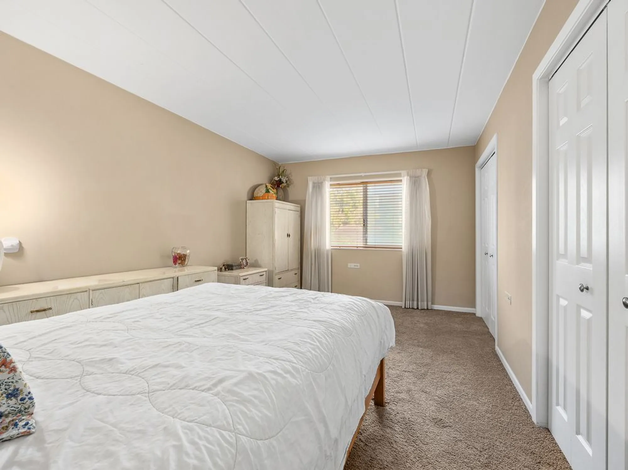 Property Slideshow image 8 of 25 | 5540 walnut ave apt 33a, Downers Grove, IL, 60515