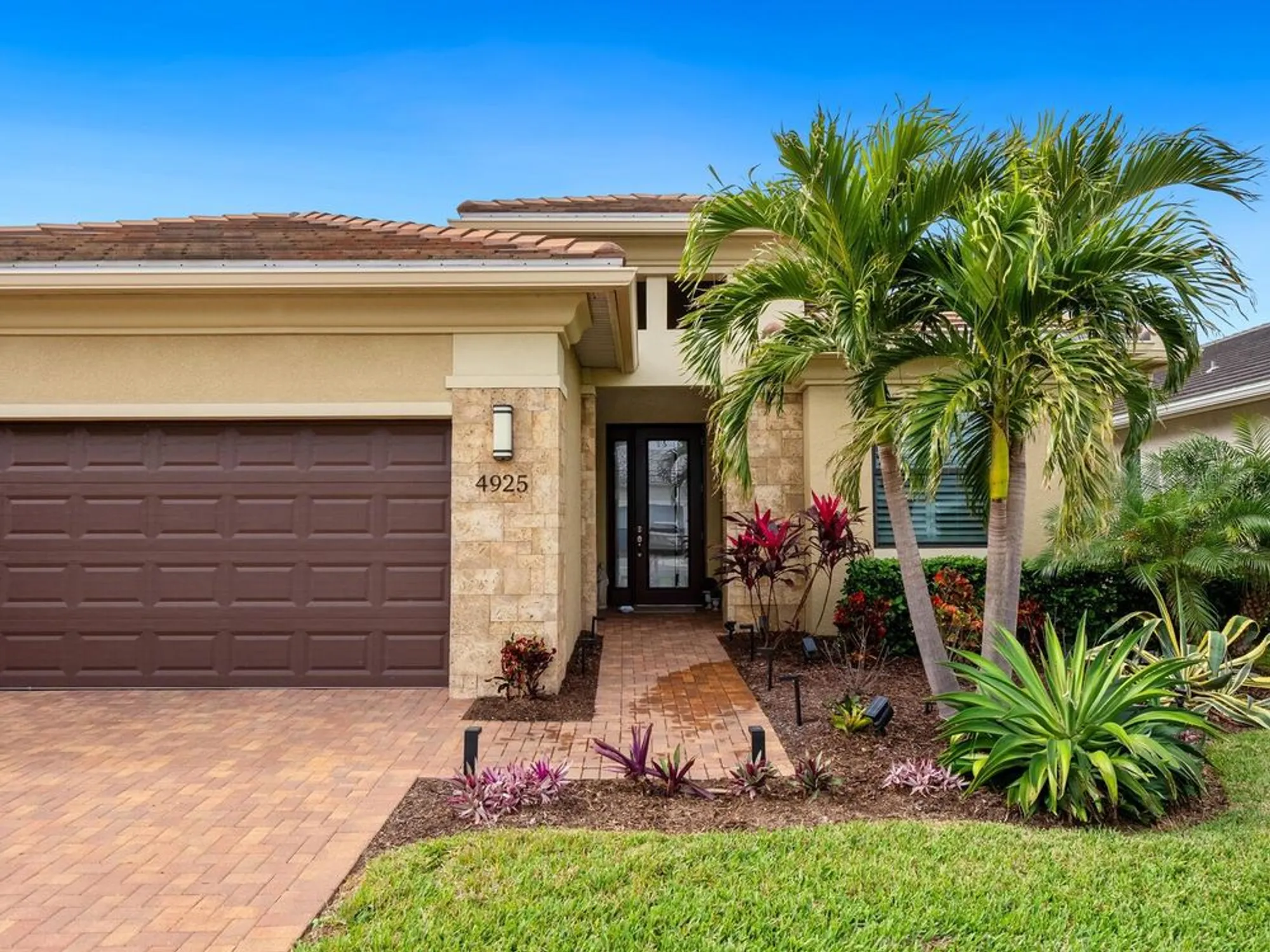 Property Slideshow image 27 of 51 | 4925 surfside cir, Bradenton, FL, 34211