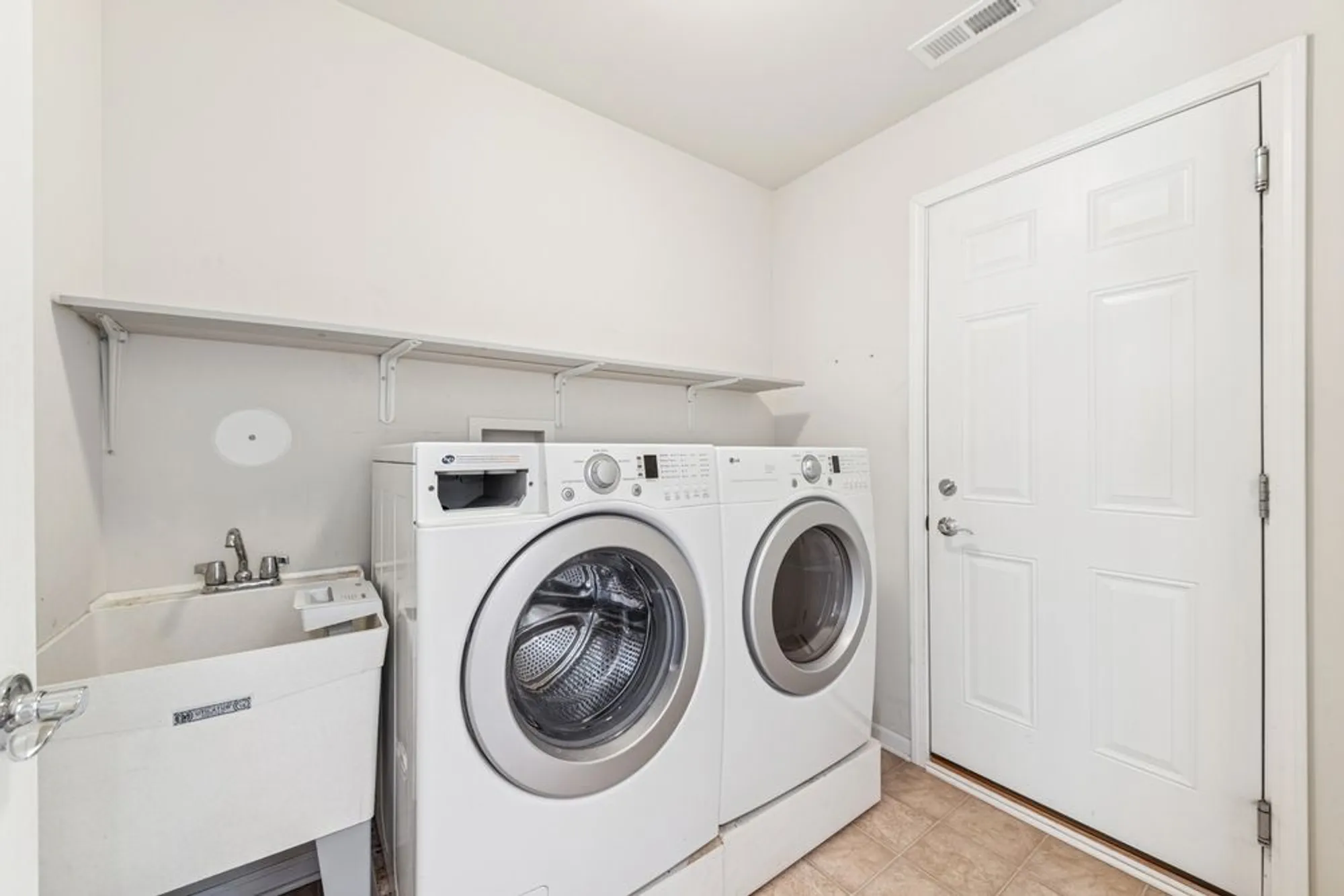 Property Slideshow image 6 of 28 | 2920 stoney creek dr, Elgin, IL, 60124