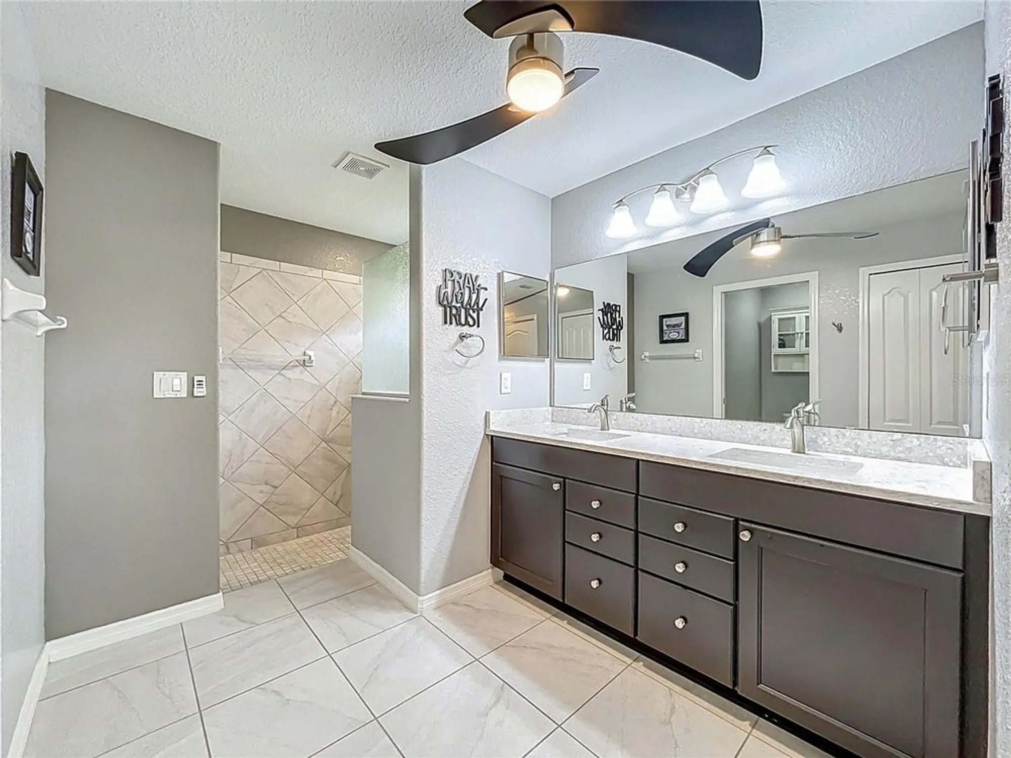 Property Slideshow image 19 of 49 | 27327 roanoke dr, Leesburg, FL, 34748