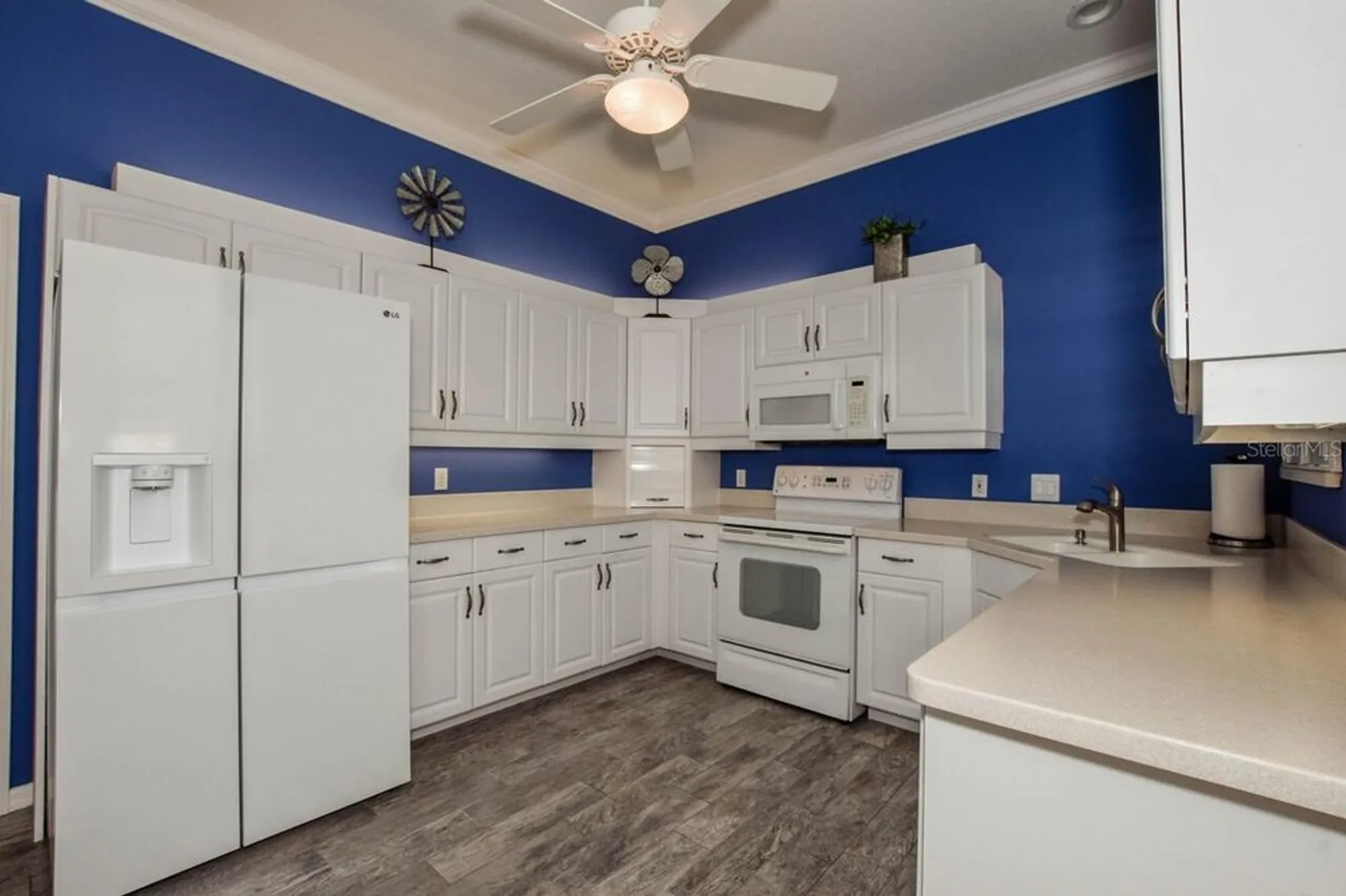 Property Slideshow image 13 of 63 | 834 montrose dr # 9, Venice, FL, 34293