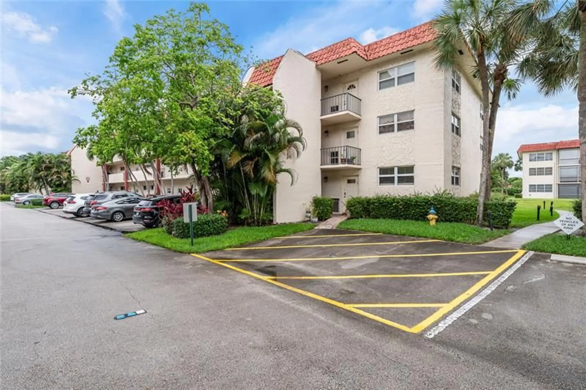 Property Slideshow image 19 of 55 | 820 s hollybrook dr 101, Pembroke Pines, FL, 33025