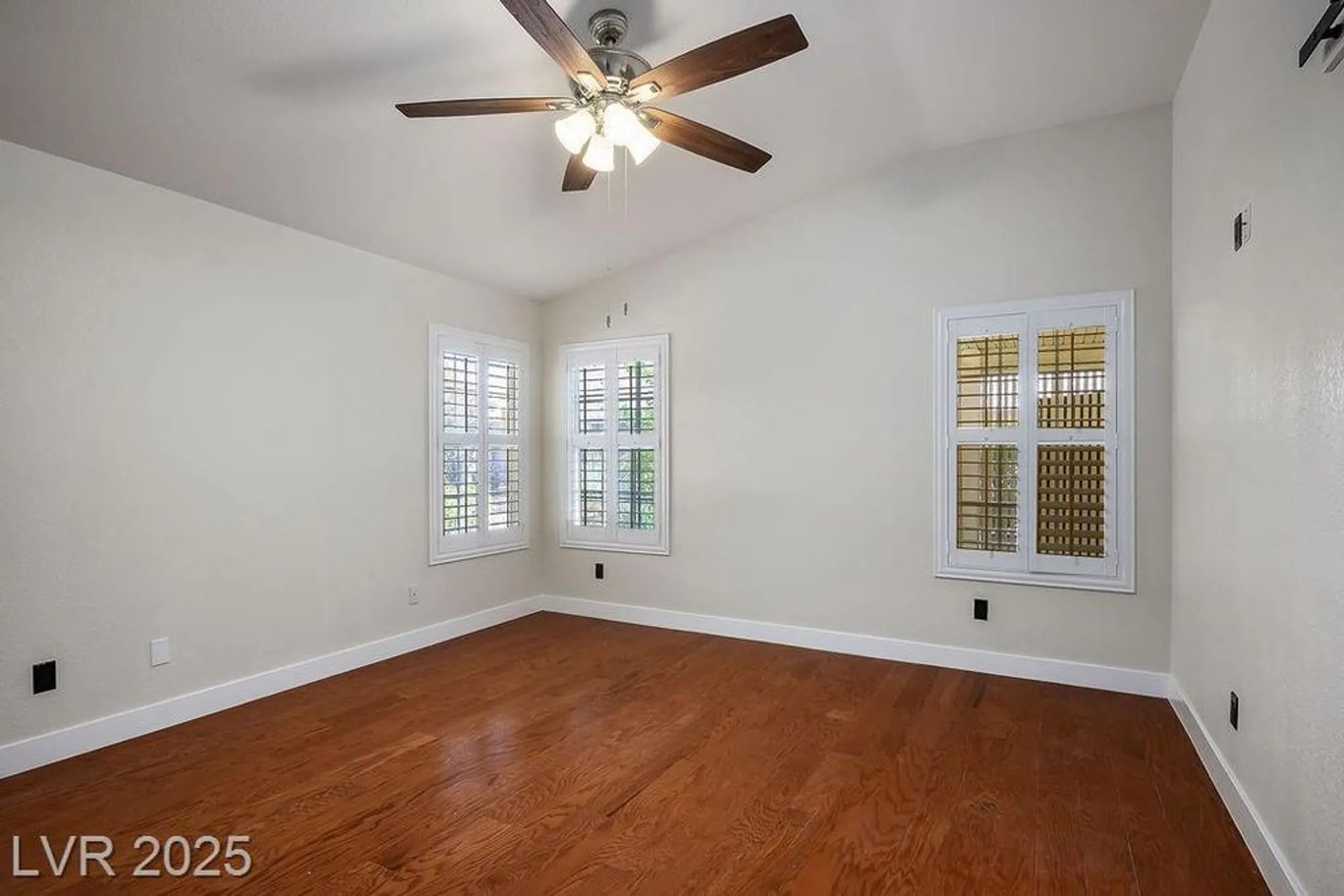 Property Slideshow image 10 of 32 | 4824 lawnwood ct, Las Vegas, NV, 89130