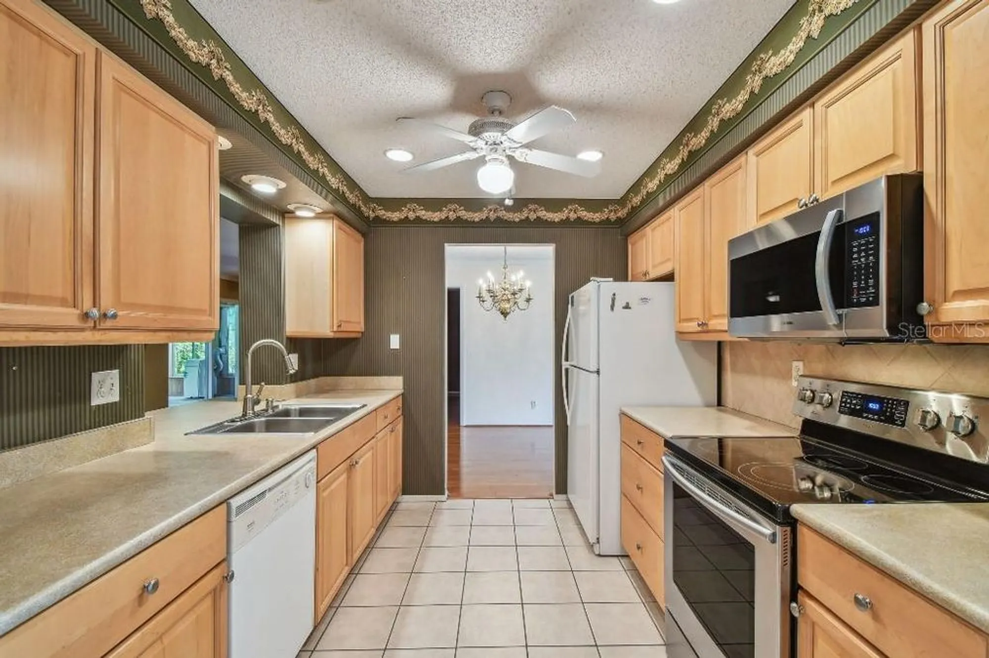 Property Slideshow image 15 of 60 | 916 mainsail way, Palm Harbor, FL, 34685