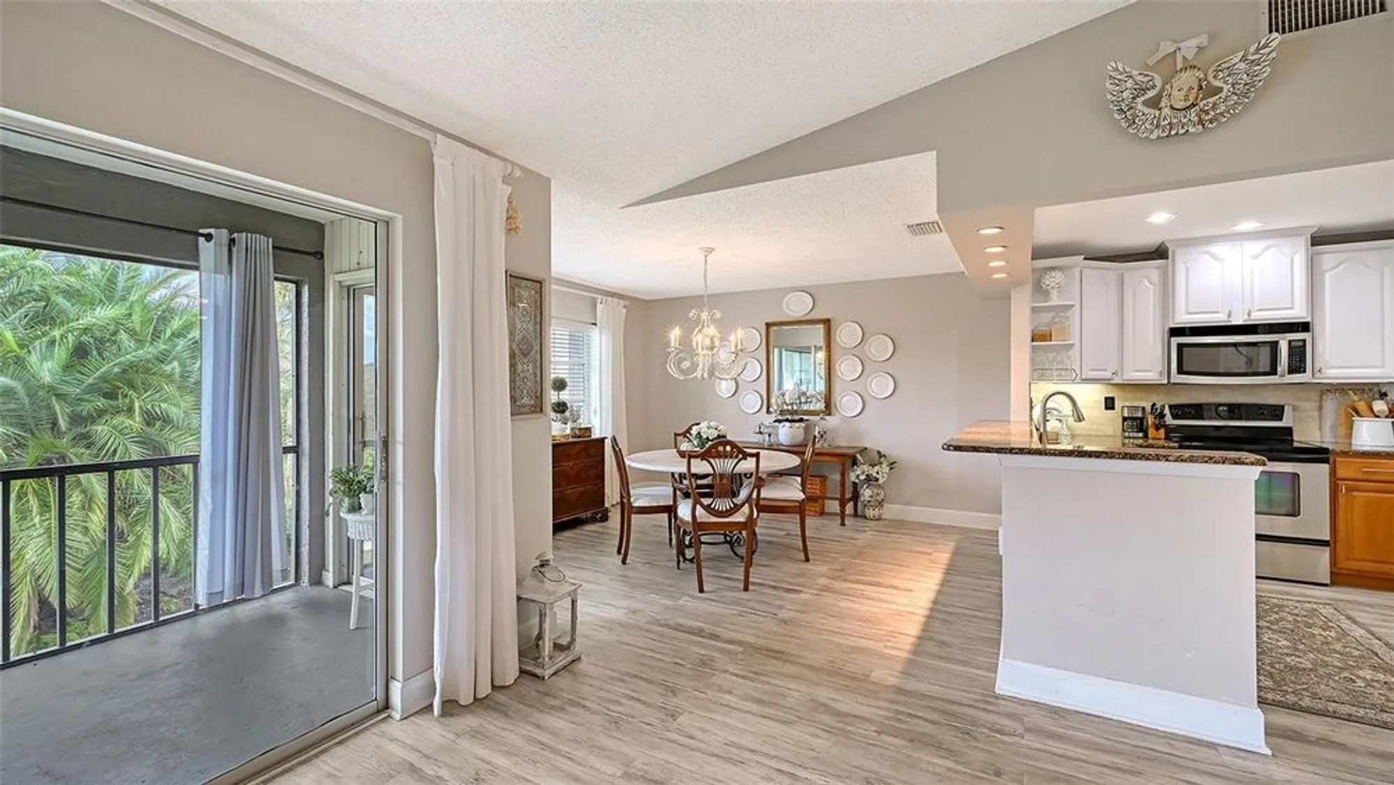 Property Slideshow image 9 of 30 | 2640 clubhouse dr 203, Sarasota, FL, 34232