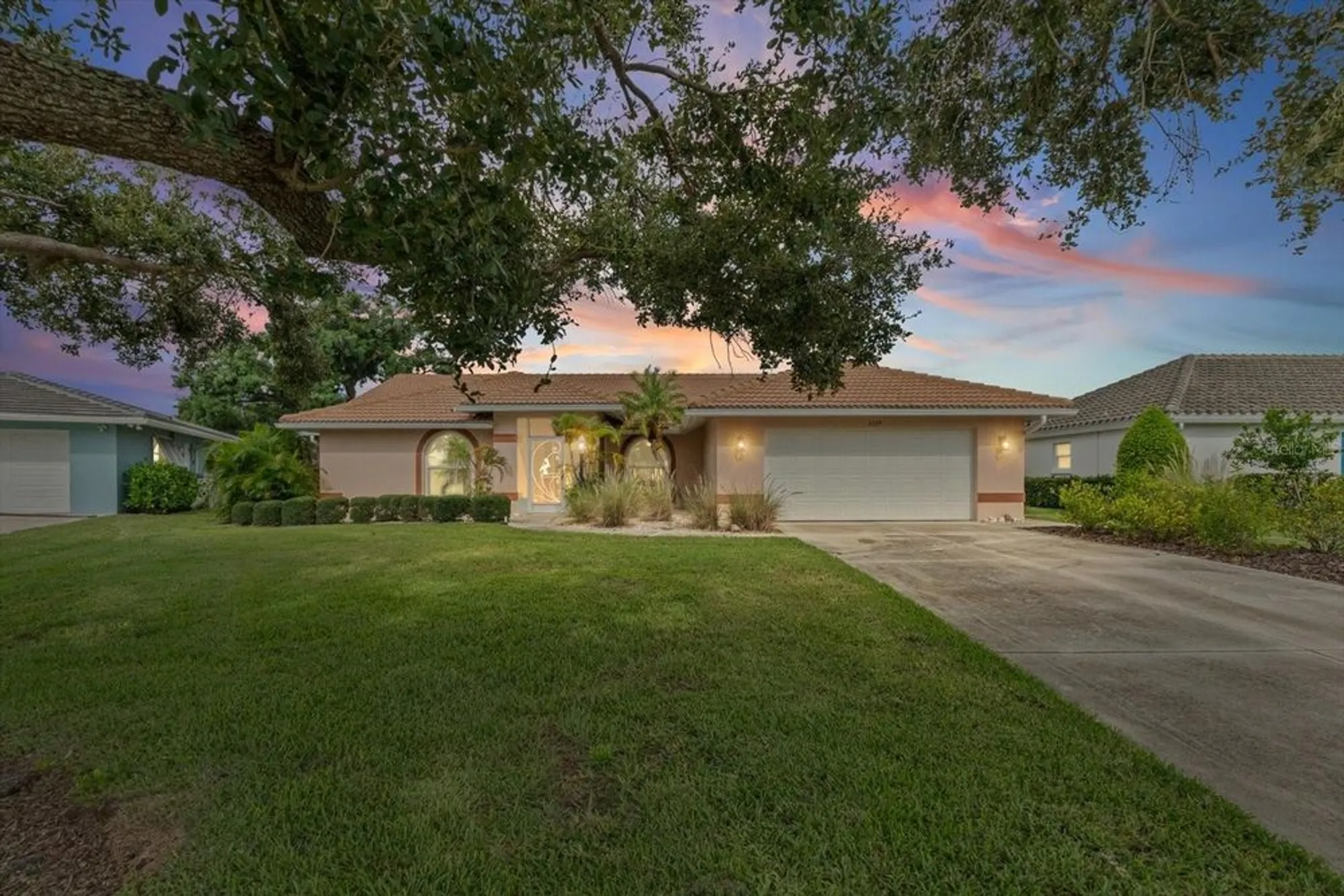 Property Slideshow image 6 of 44 | 3339 sheffield cir, Sarasota, FL, 34239