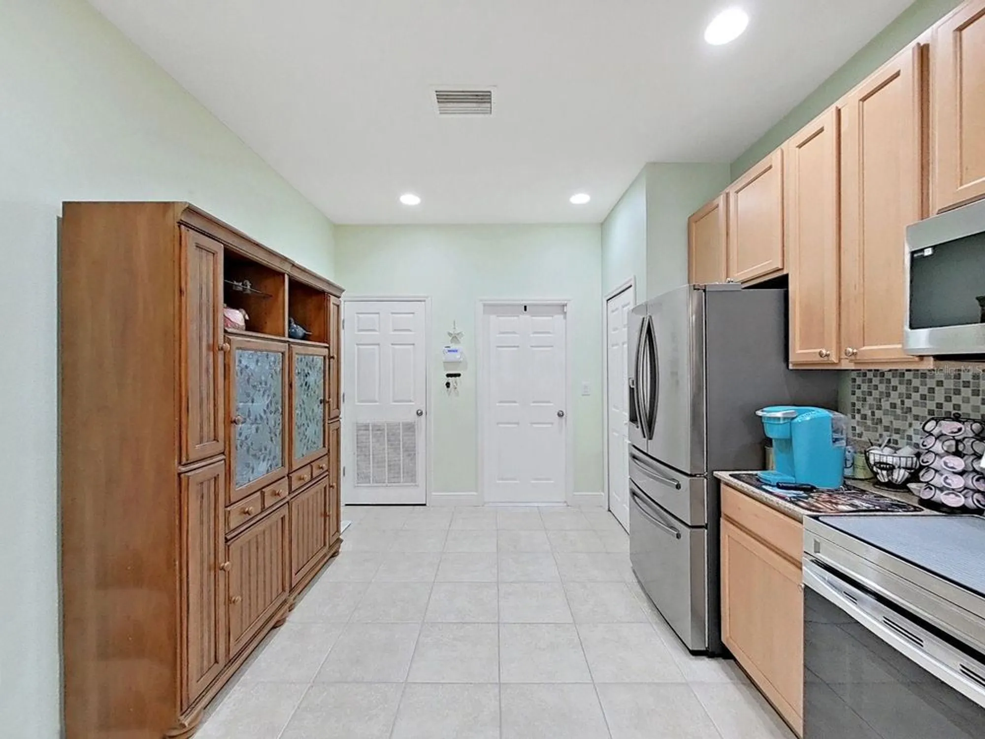 Property Slideshow image 16 of 100 | 303 bluewater falls ct, Apollo Beach, FL, 33572