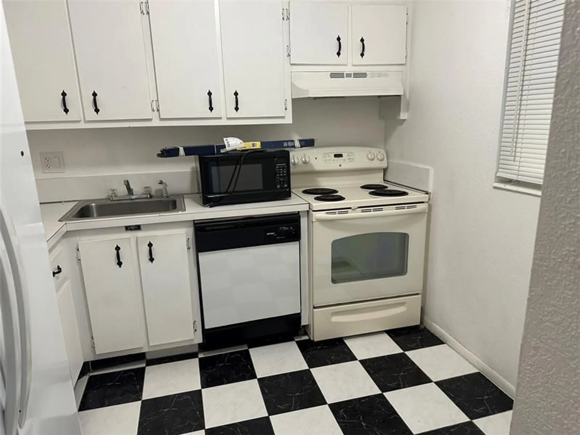Property Slideshow image 5 of 11 | 3090 nw 46th ave apt 212c, Lauderdale Lakes, FL, 33313