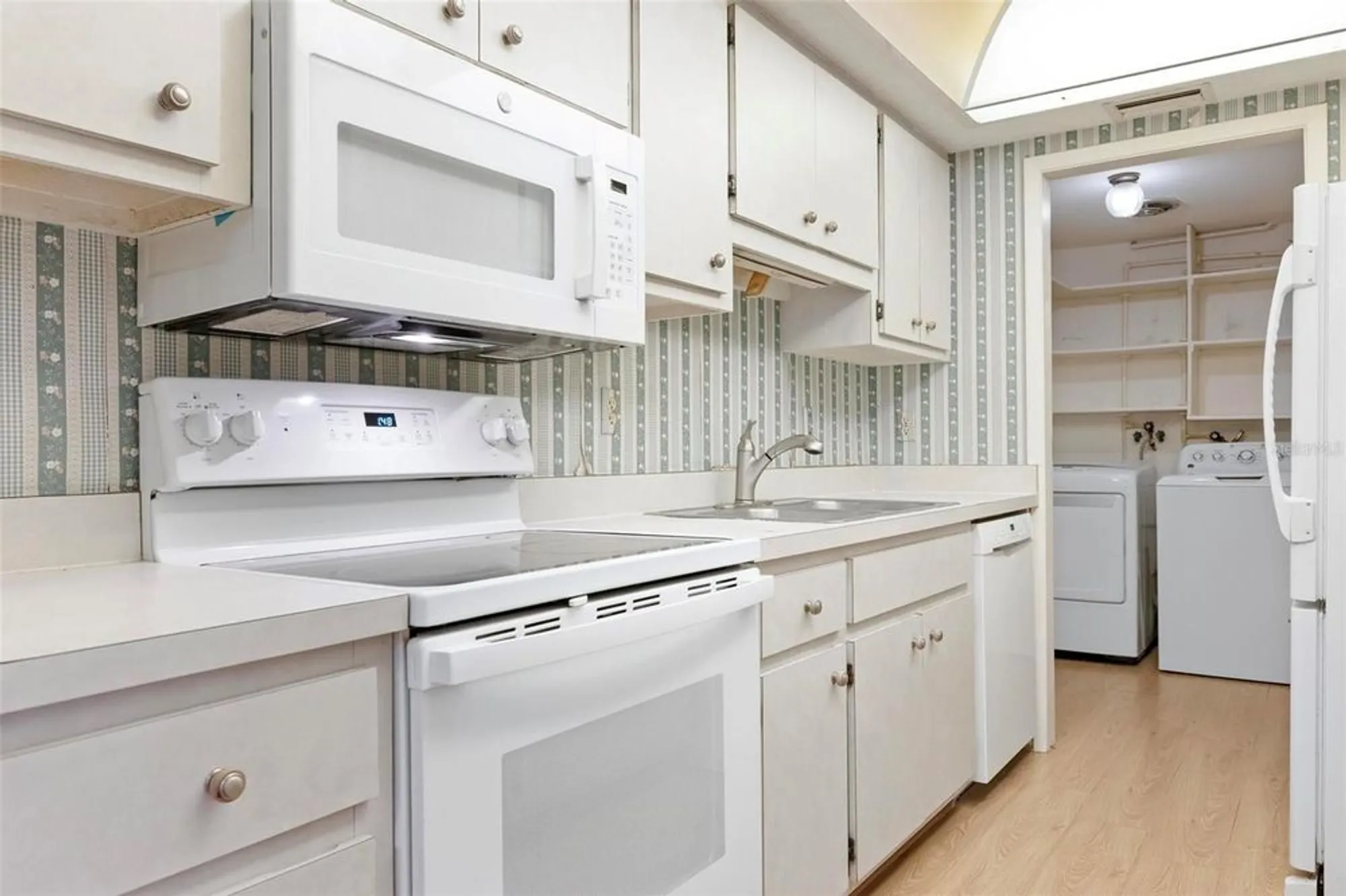 Property Slideshow image 13 of 25 | 2227 circlewood dr # 52, Sarasota, FL, 34231