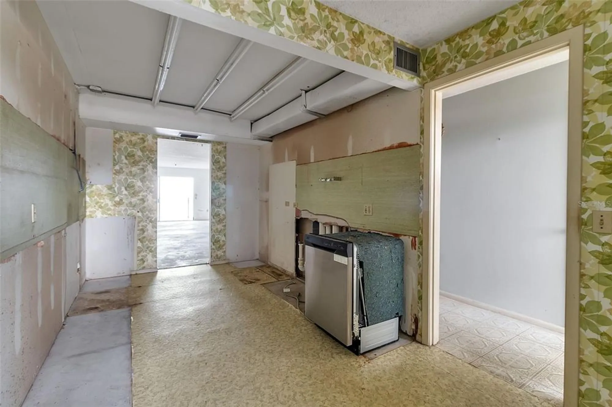 Property Slideshow image 18 of 29 | 19 whispering sands dr 203, Sarasota, FL, 34242