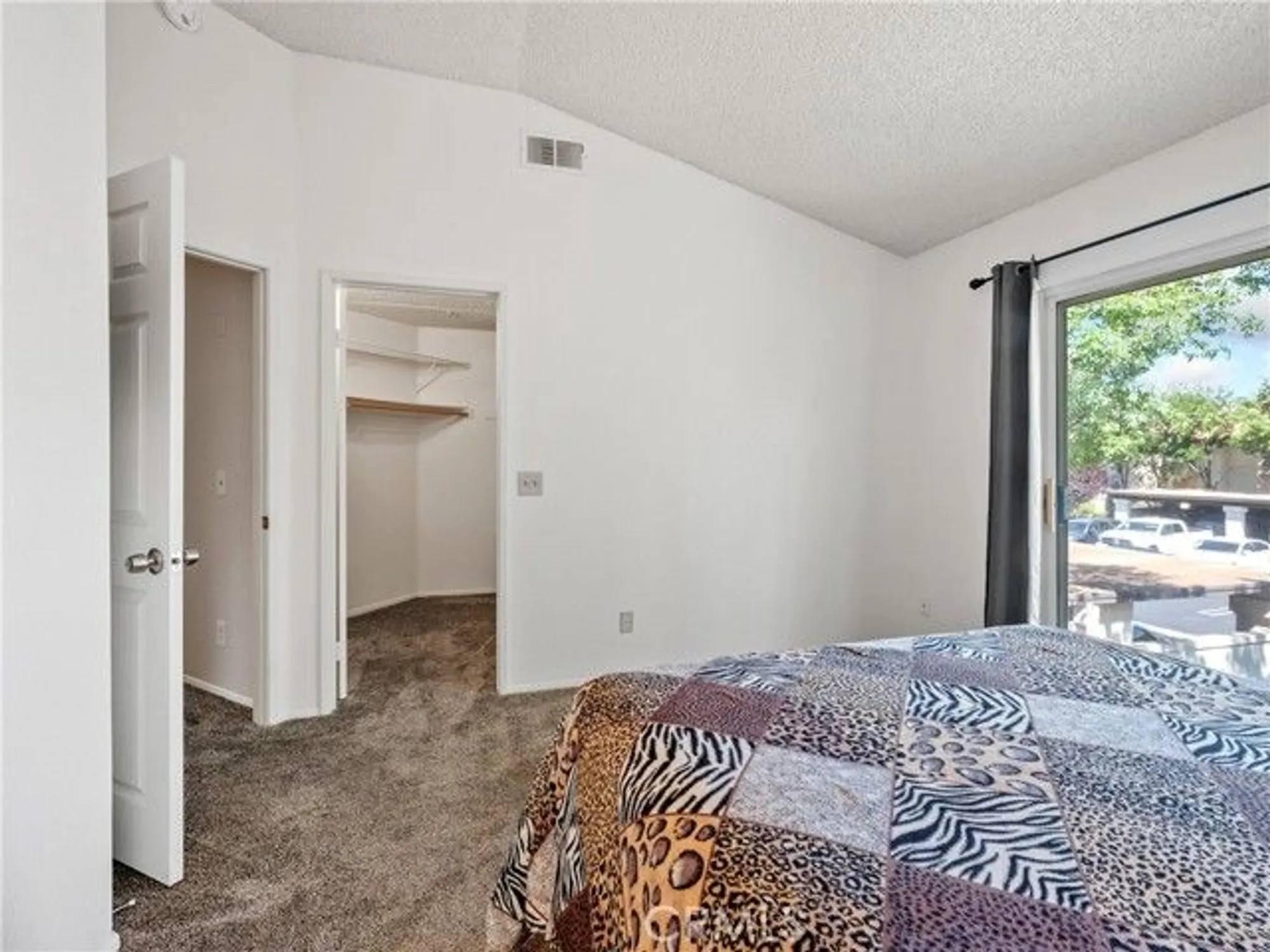 Property Slideshow image 10 of 19 | 19135 palo verde dr, Apple Valley, CA, 92308