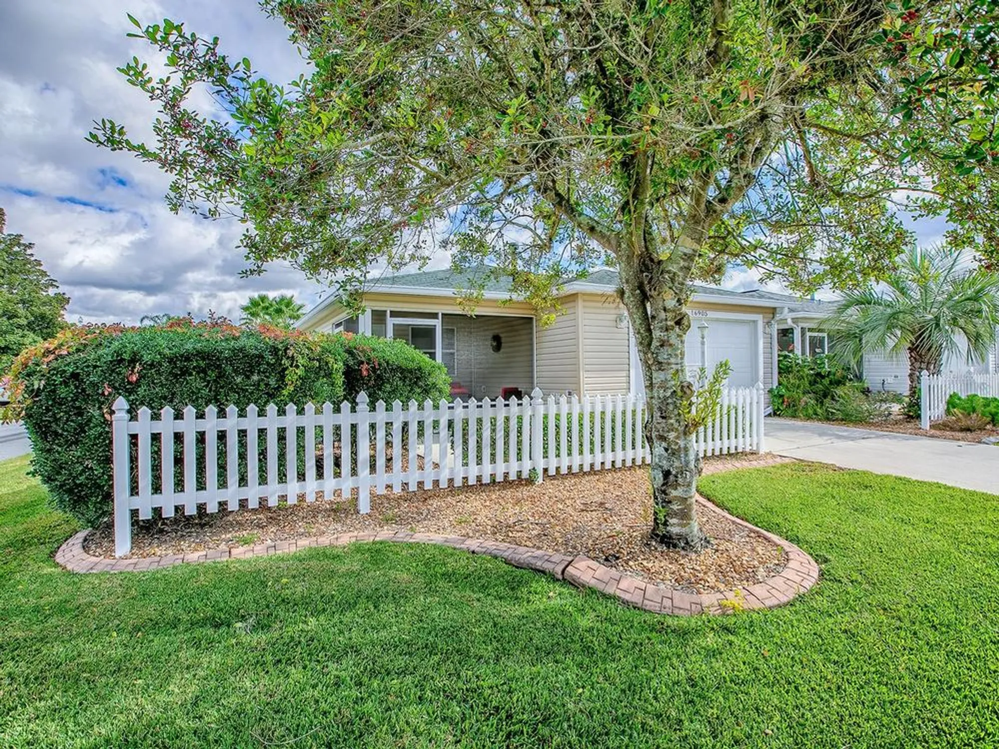Property Slideshow image 1 of 19 | 16905 se 81st ellerslie ct, The Villages, FL, 32162