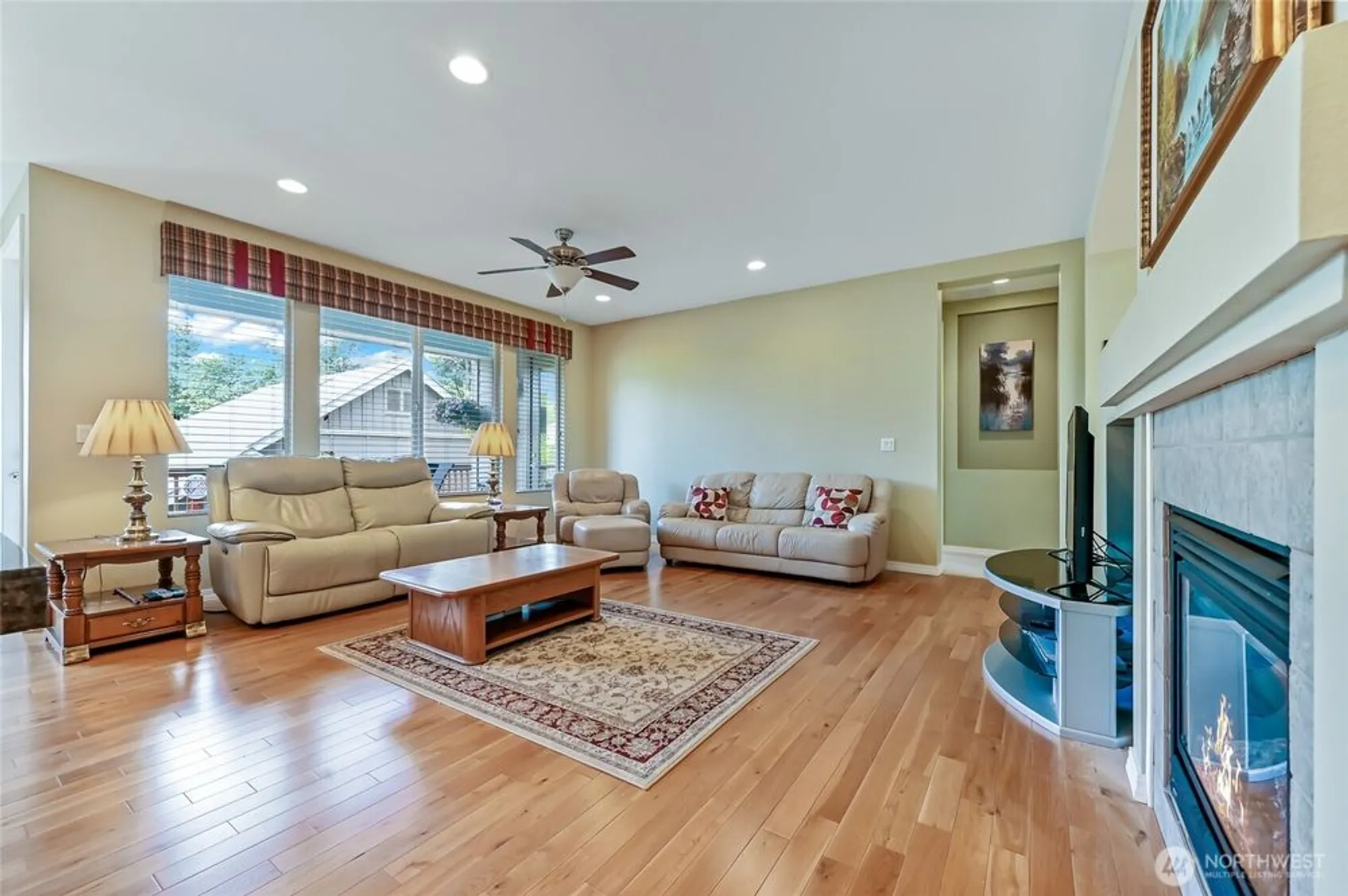 Property Slideshow image 13 of 32 | 13841 231st ln, Redmond, WA, 98053