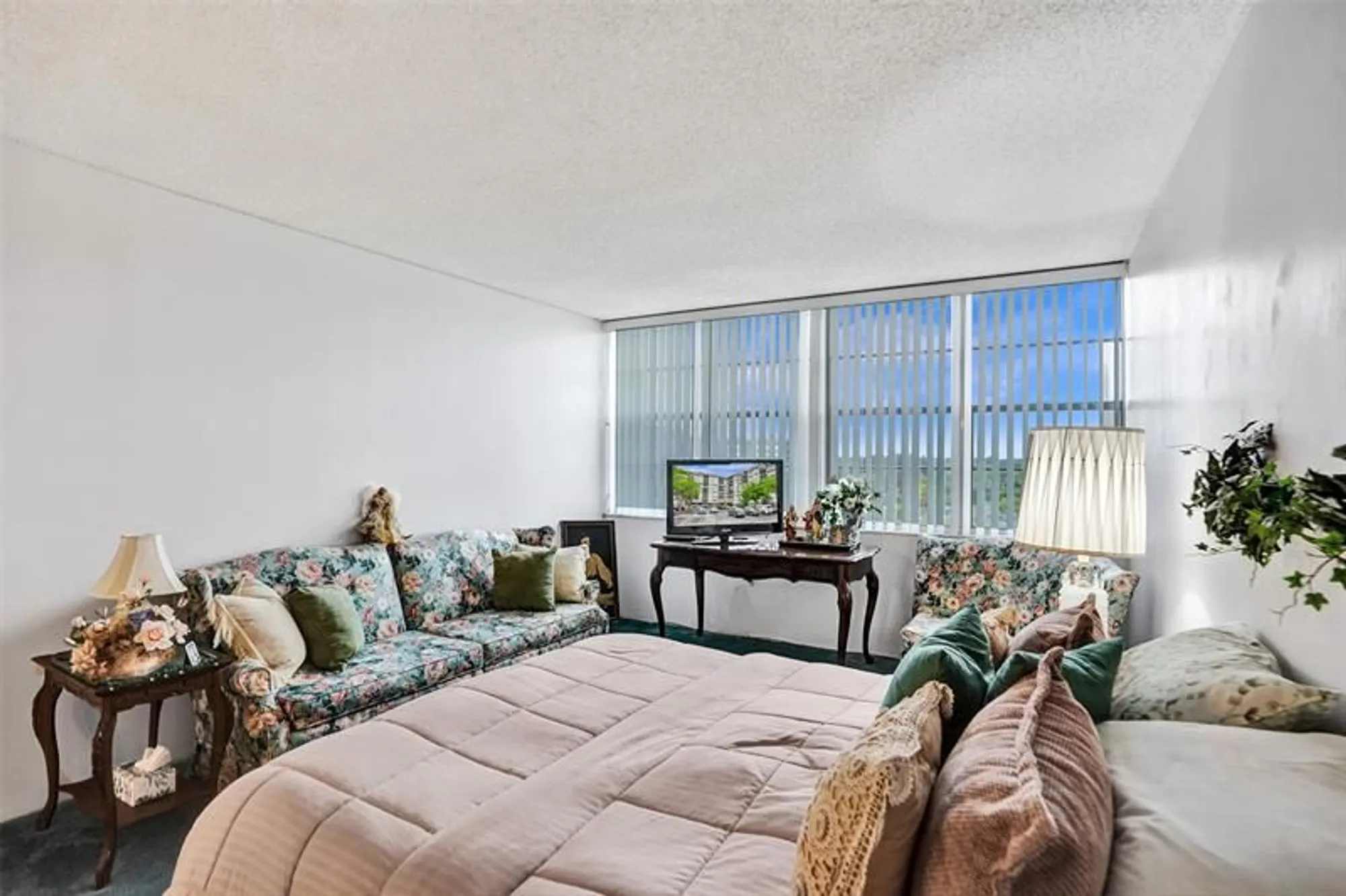 Property Slideshow image 33 of 71 | 1100 saint charles pl 612, Pembroke Pines, FL, 33026