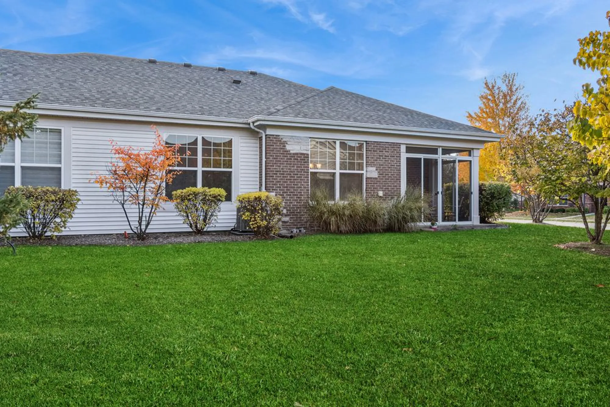 Property Slideshow image 19 of 38 | 2819 normandy cir, Naperville, IL, 60564