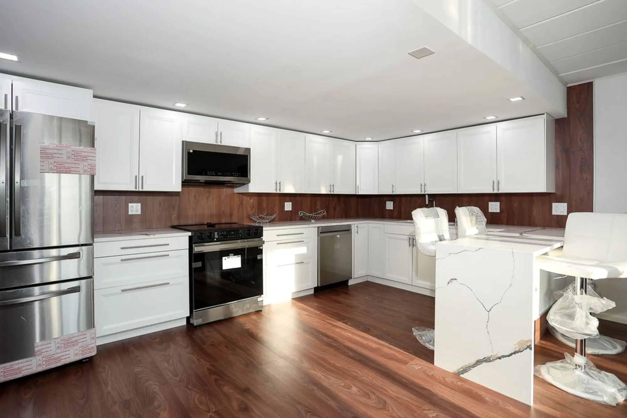 Property Slideshow image 10 of 32 | 2900 maple ave 19e, Downers Grove, IL, 60515