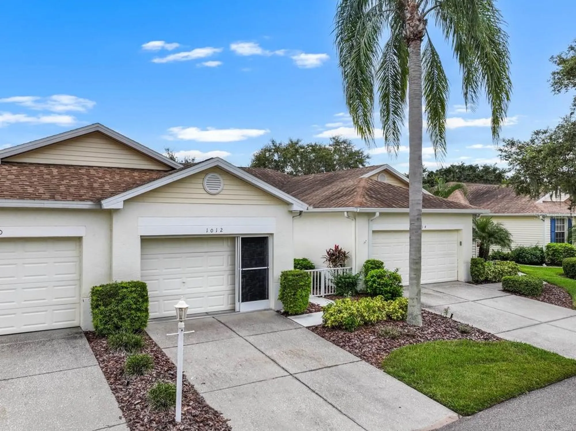 Property Slideshow image 3 of 47 | 1012 radison lake ct 59, Sun City Center, FL, 33573