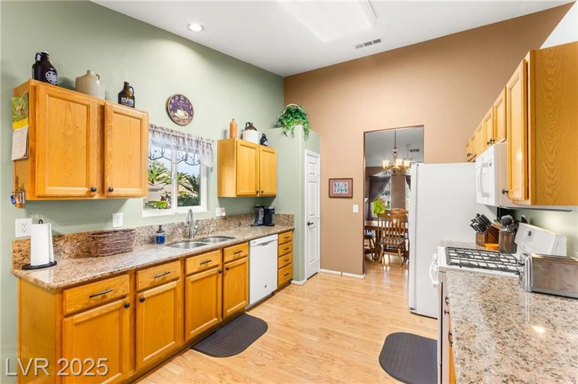 Property Slideshow image 23 of 65 | 5245 woodlawn ln, Las Vegas, NV, 89130