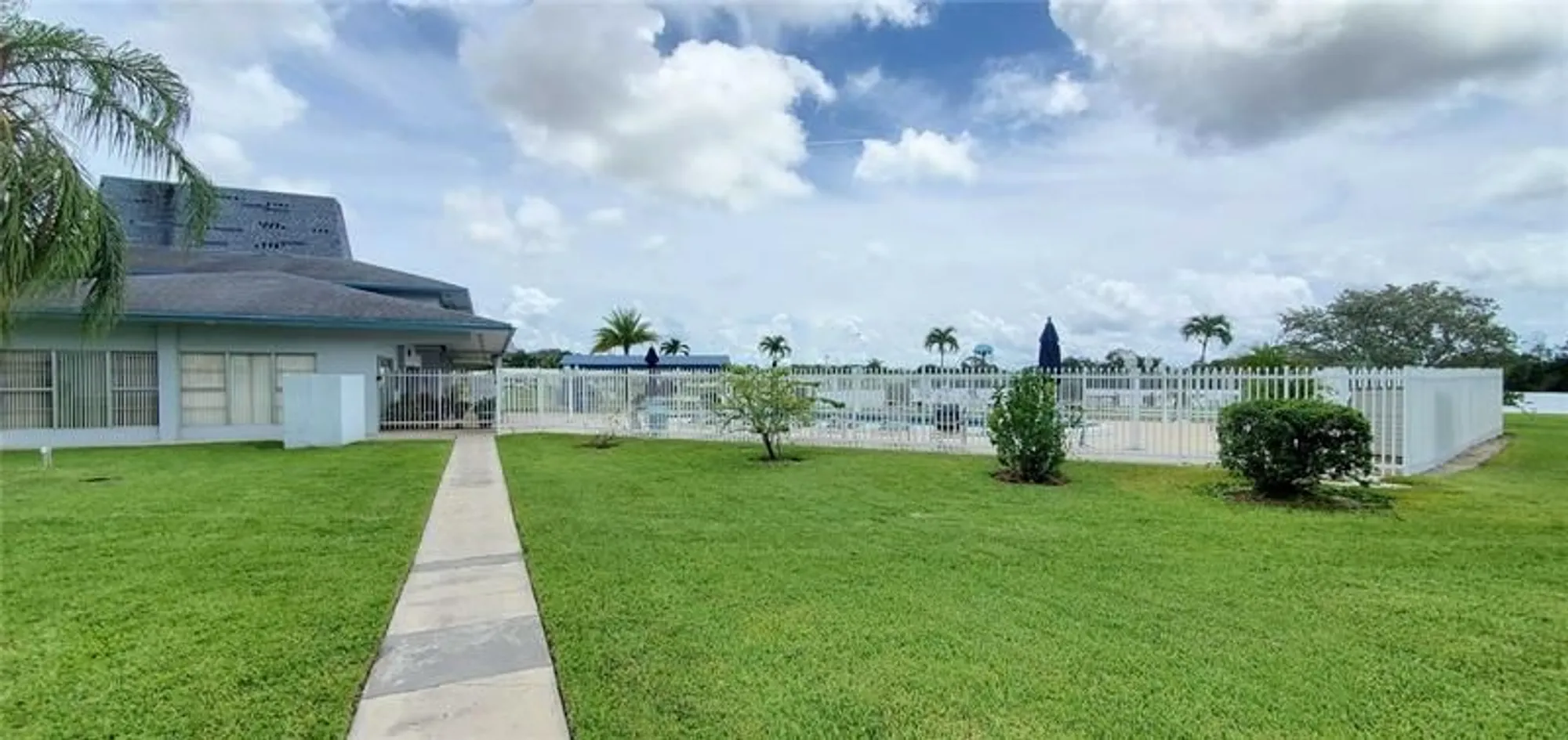 Property Slideshow image 20 of 49 | 2300 park ln 311, Hollywood, FL, 33021