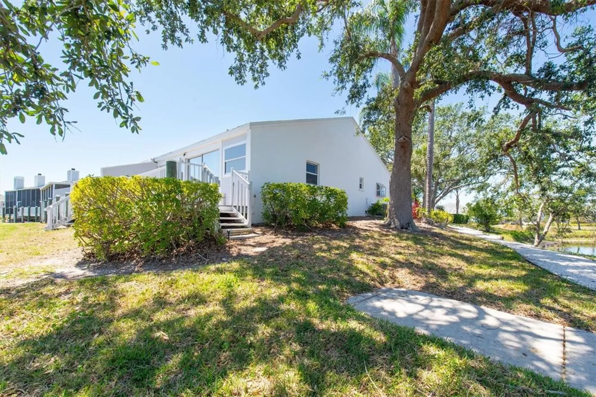 Property Slideshow image 35 of 57 | 801 waterside ln, Bradenton, FL, 34209