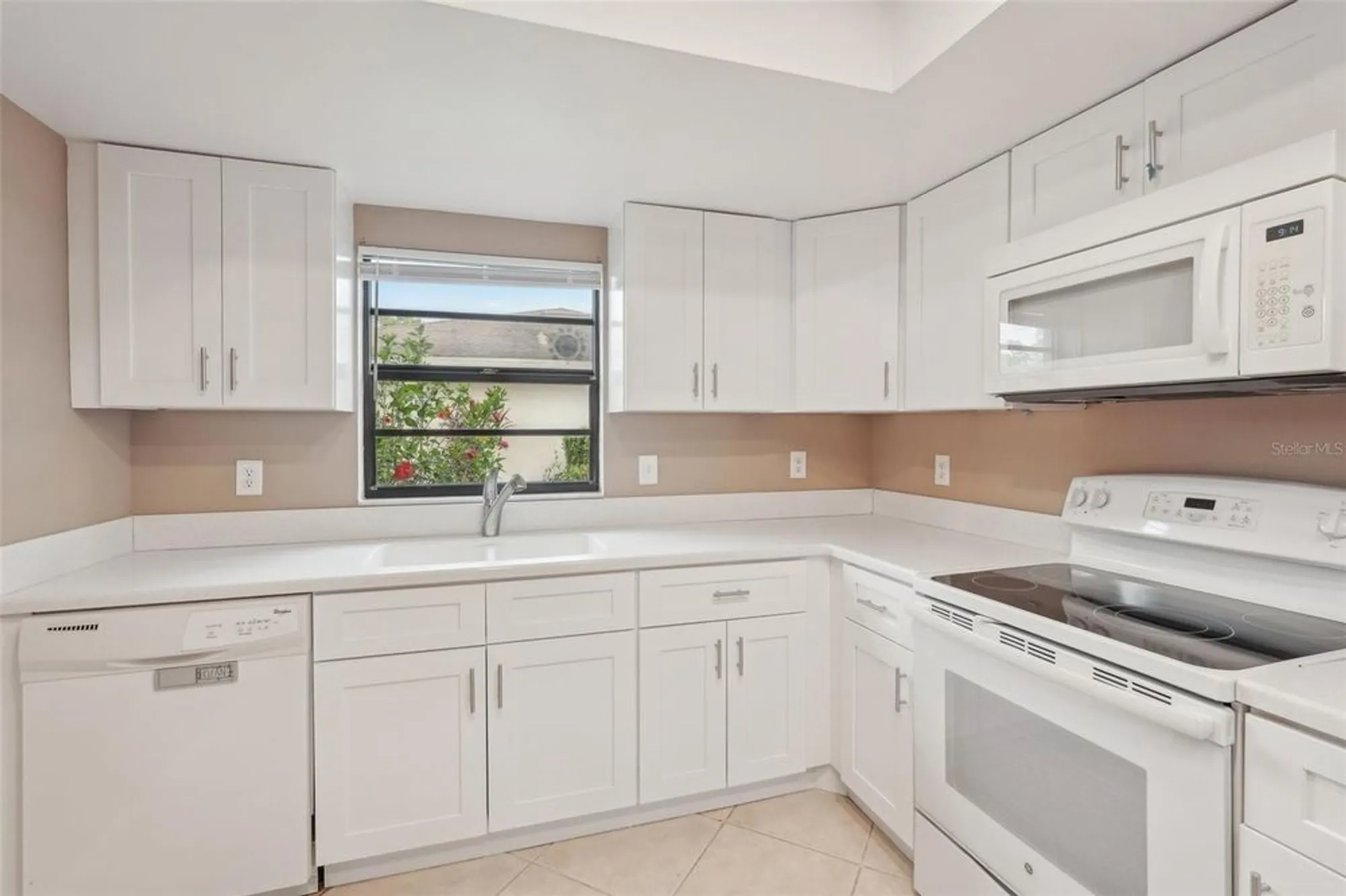 Property Slideshow image 11 of 57 | 2529 lancaster dr, Sun City Center, FL, 33573