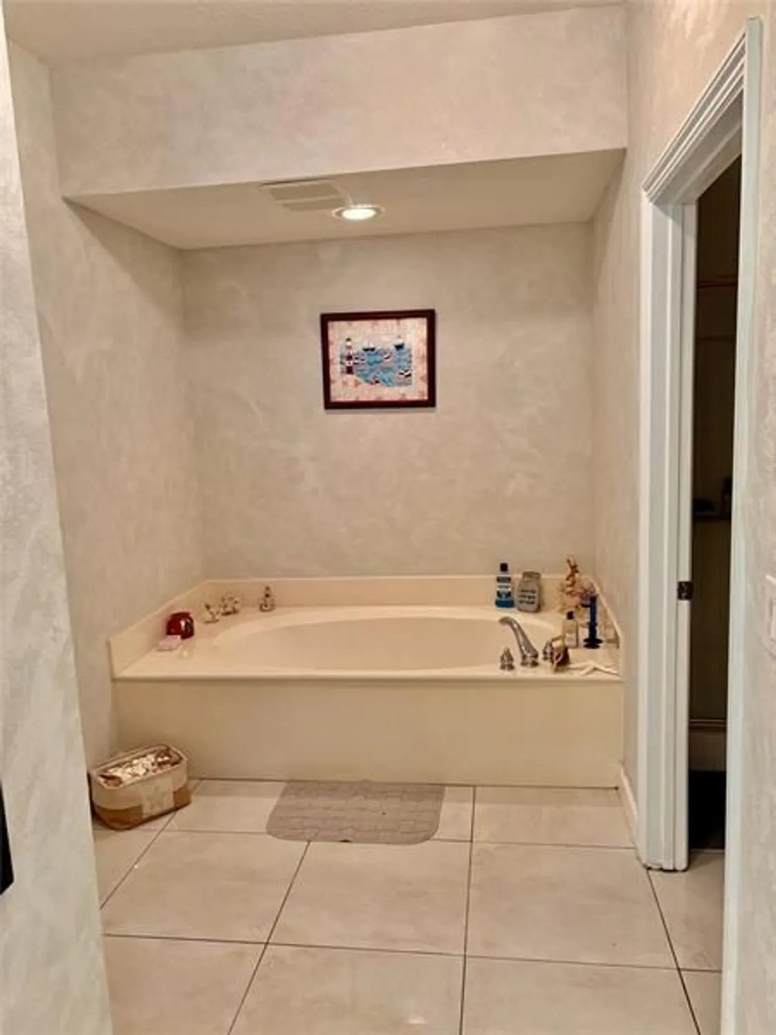 Property Slideshow image 6 of 10 | 7727 southampton ter 202, Tamarac, FL, 33321