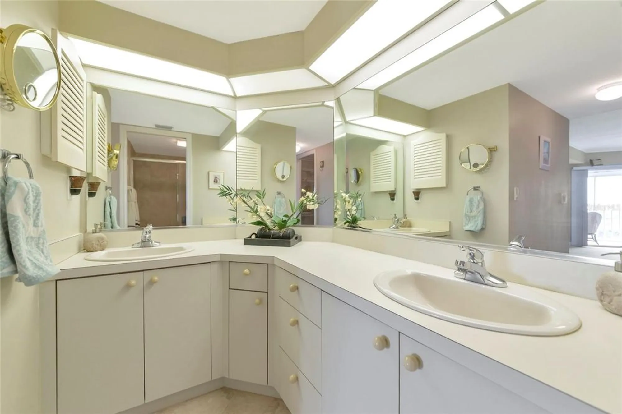 Property Slideshow image 35 of 52 | 1145 edgewater cir # 1145, Bradenton, FL, 34209