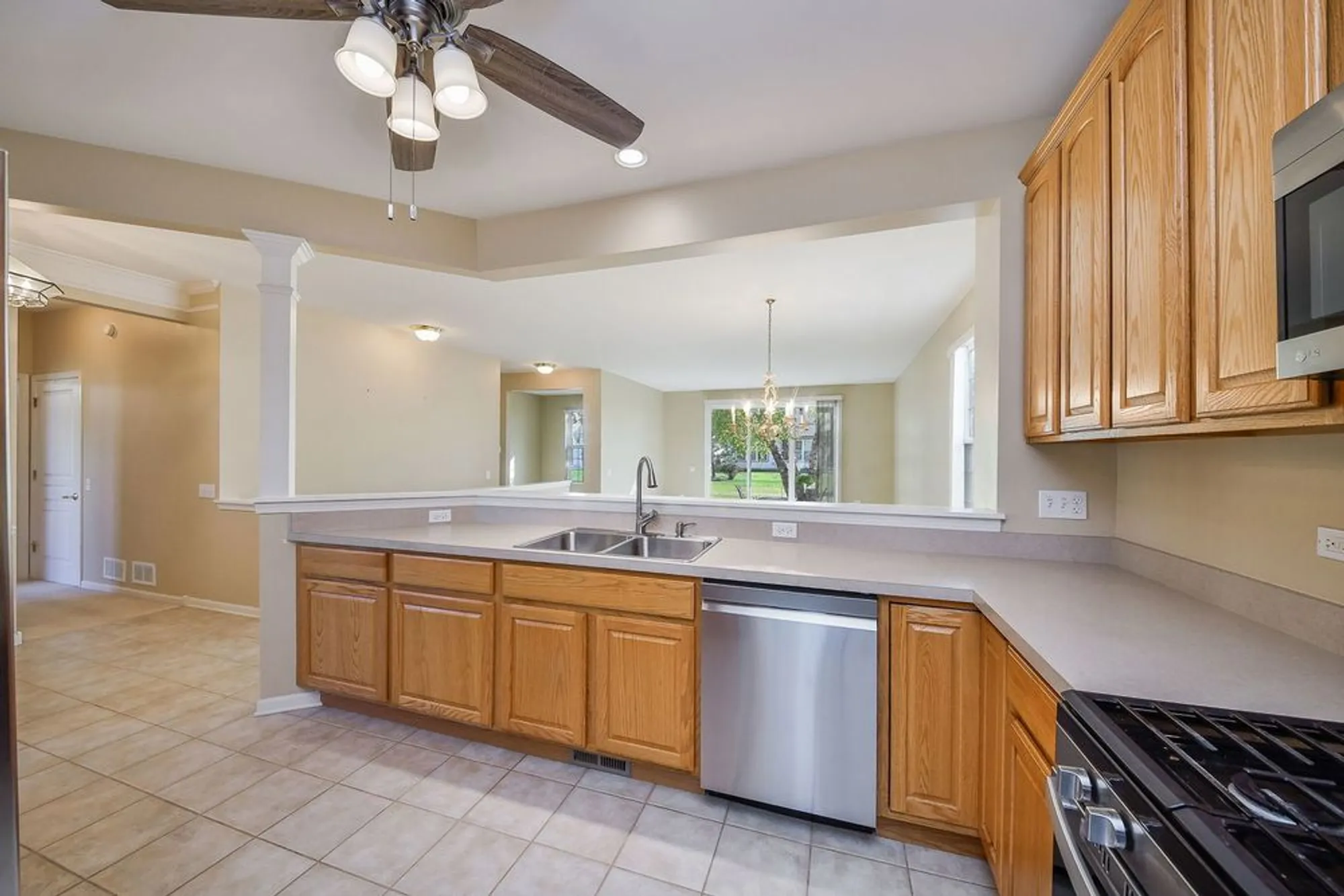 Property Slideshow image 7 of 26 | 2525 rolling rdg, Elgin, IL, 60124