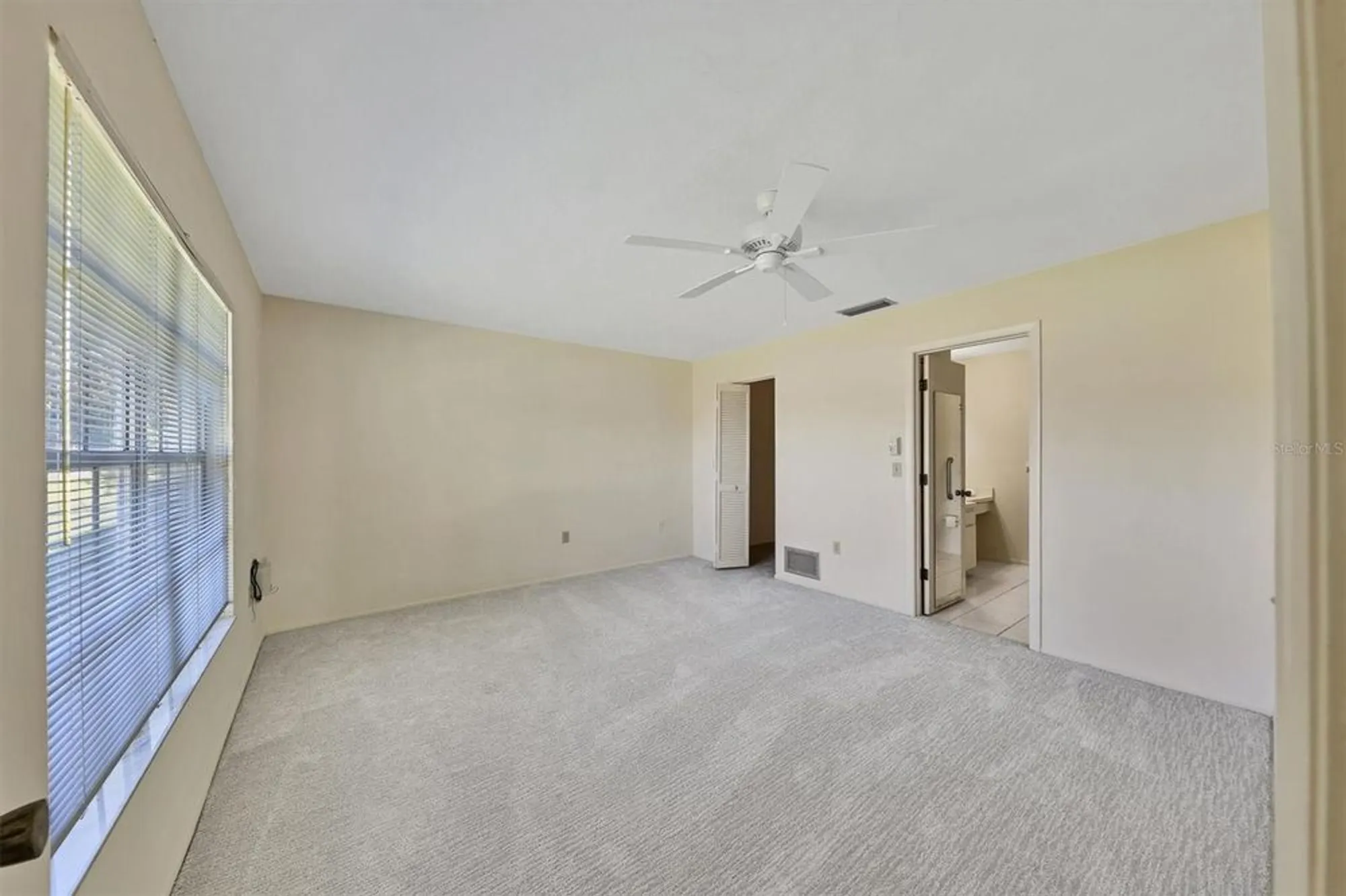 Property Slideshow image 13 of 27 | 4223 oakhurst cir 3025, Sarasota, FL, 34233