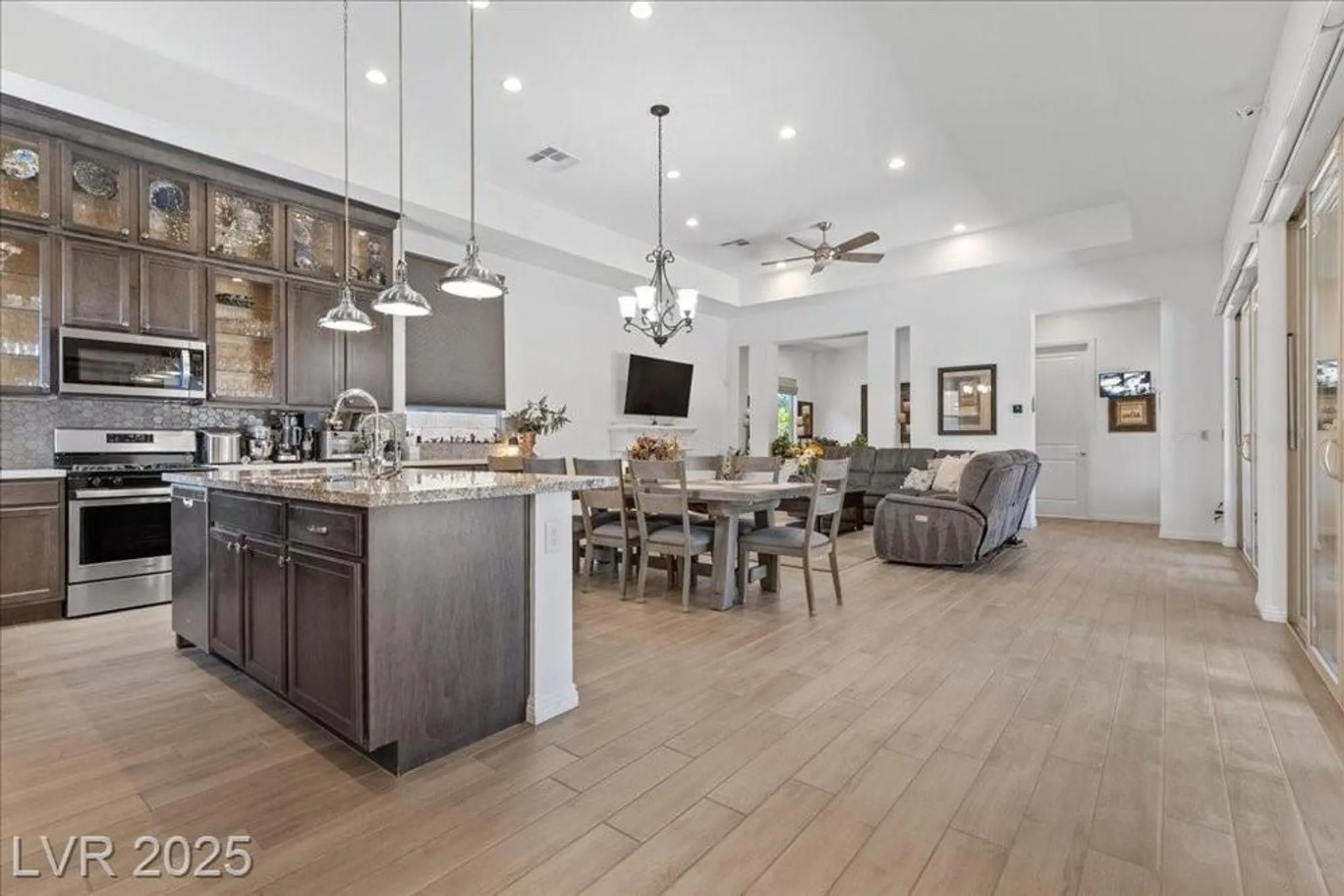 Property Slideshow image 7 of 77 | 6722 desert crimson st, Las Vegas, NV, 89148