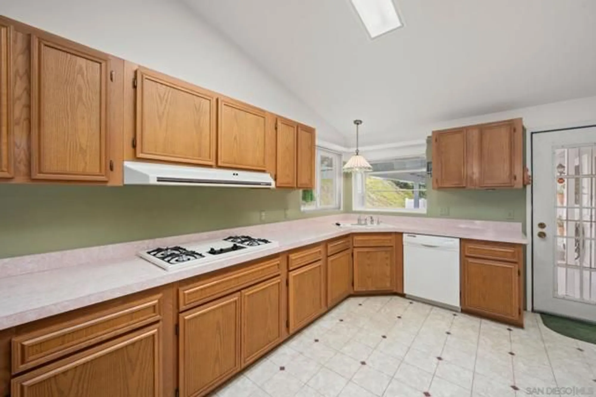 Property Slideshow image 21 of 37 | 4465 topaz ln, Oceanside, CA, 92056