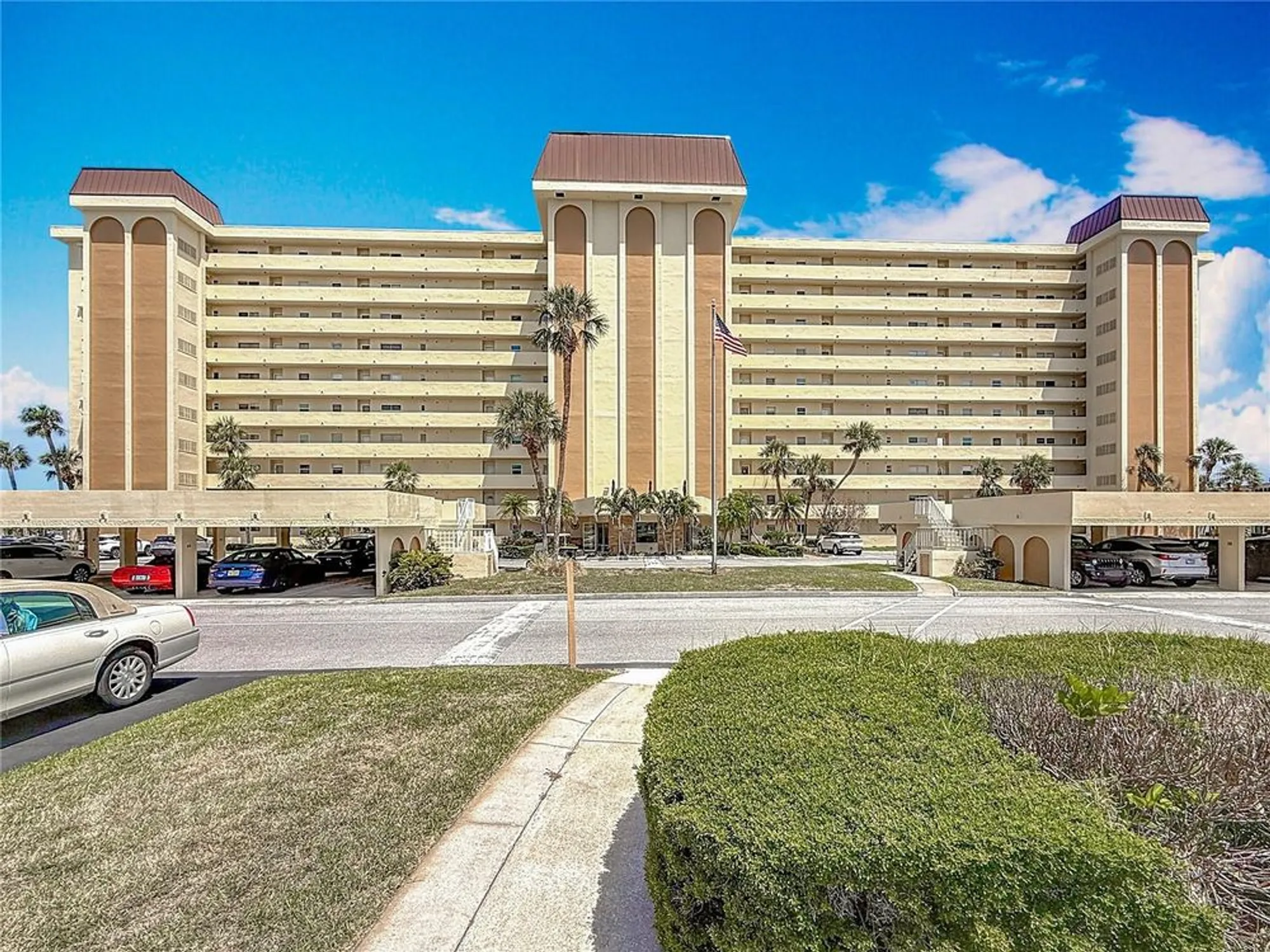 Property Slideshow image 2 of 61 | 4725 cove cir apt 908, St Petersburg, FL, 33708