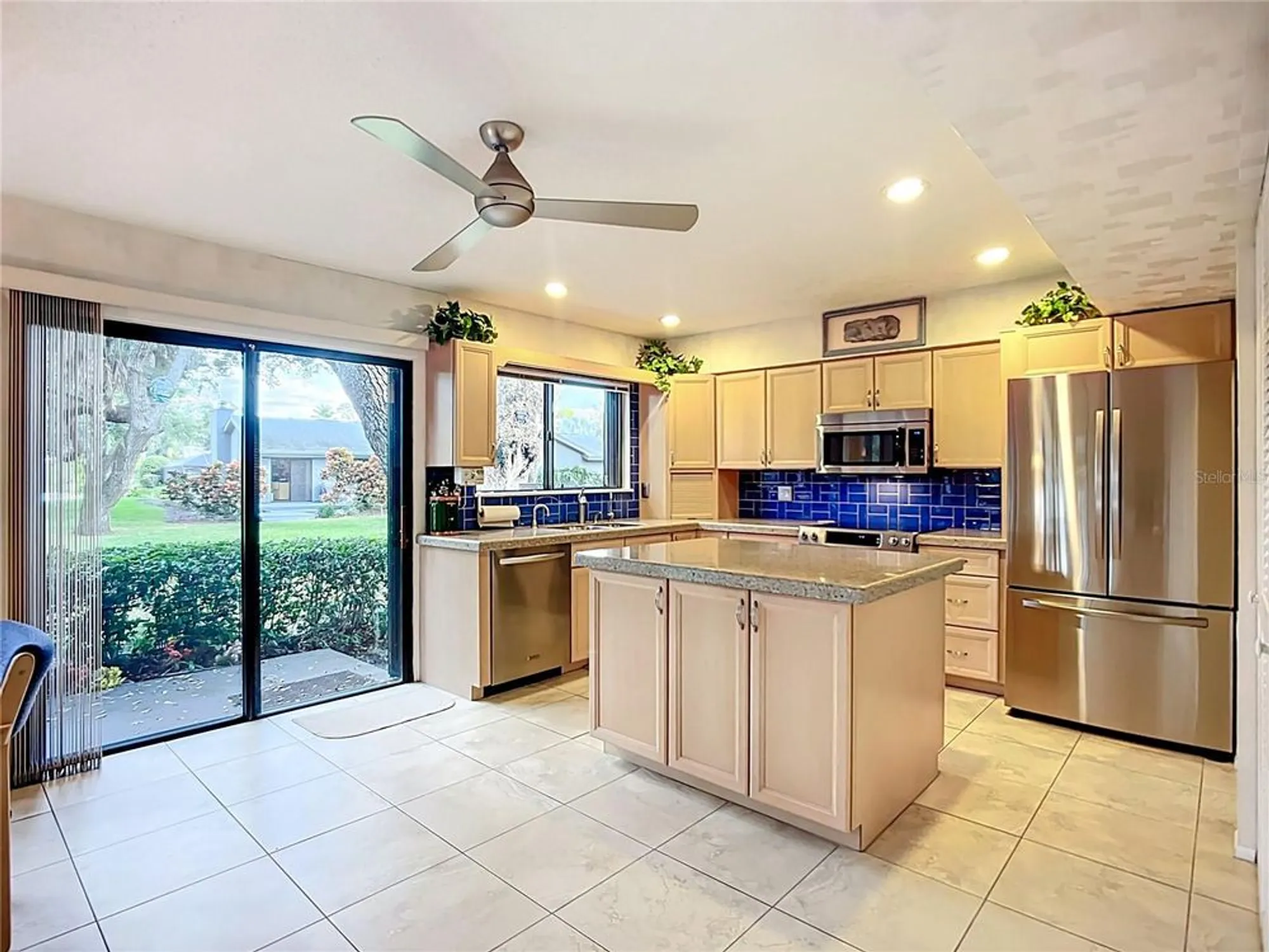 Property Slideshow image 3 of 43 | 4683 oak hollow dr 3, Sarasota, FL, 34241