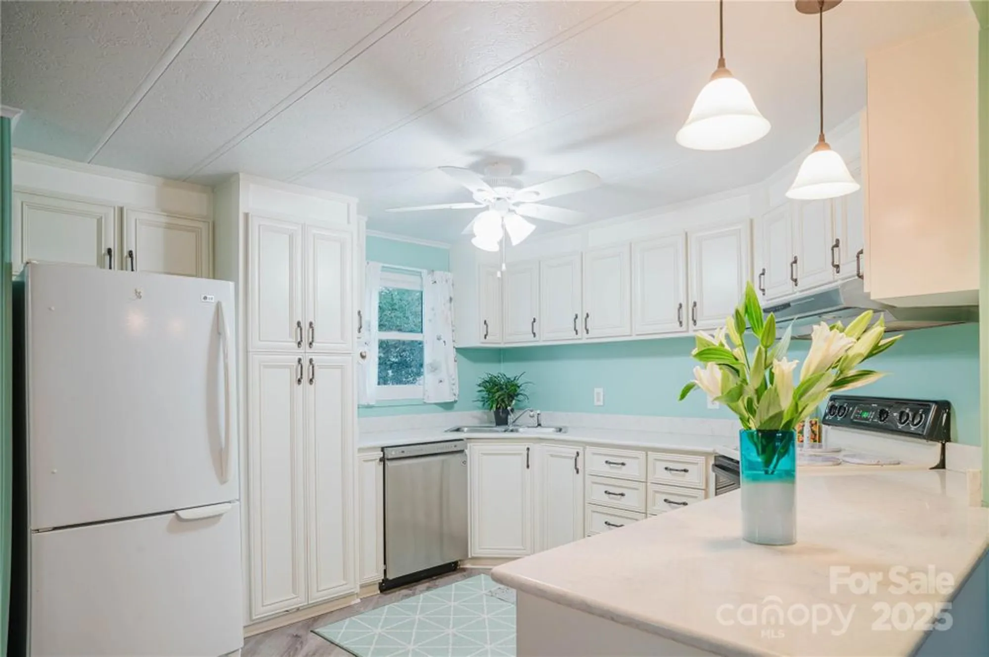 Property Slideshow image 15 of 34 | 402 deerfield ct, Hendersonville, NC, 28792