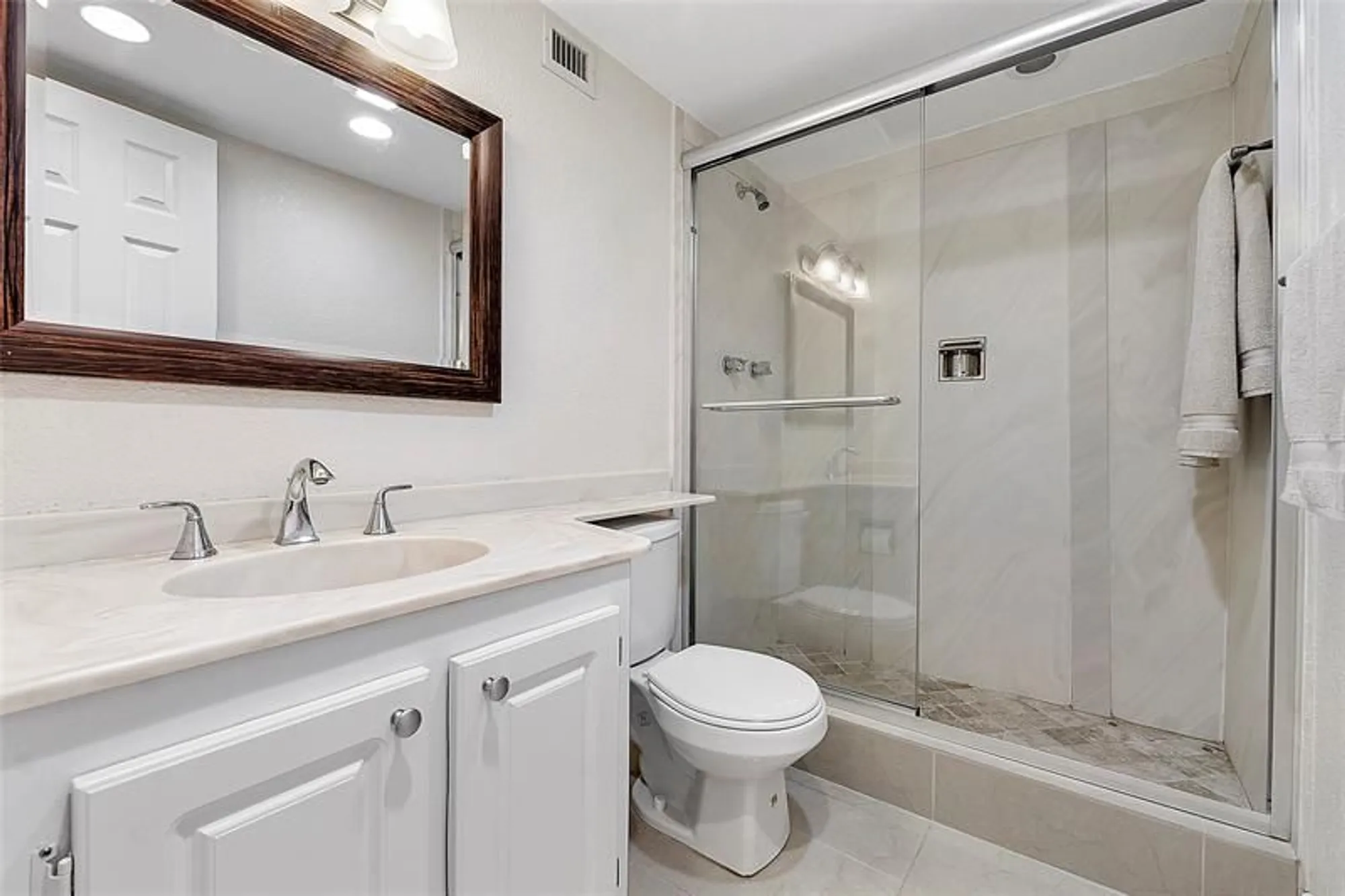 Property Slideshow image 10 of 22 | 5860 nw 44th st 706, Lauderhill, FL, 33319