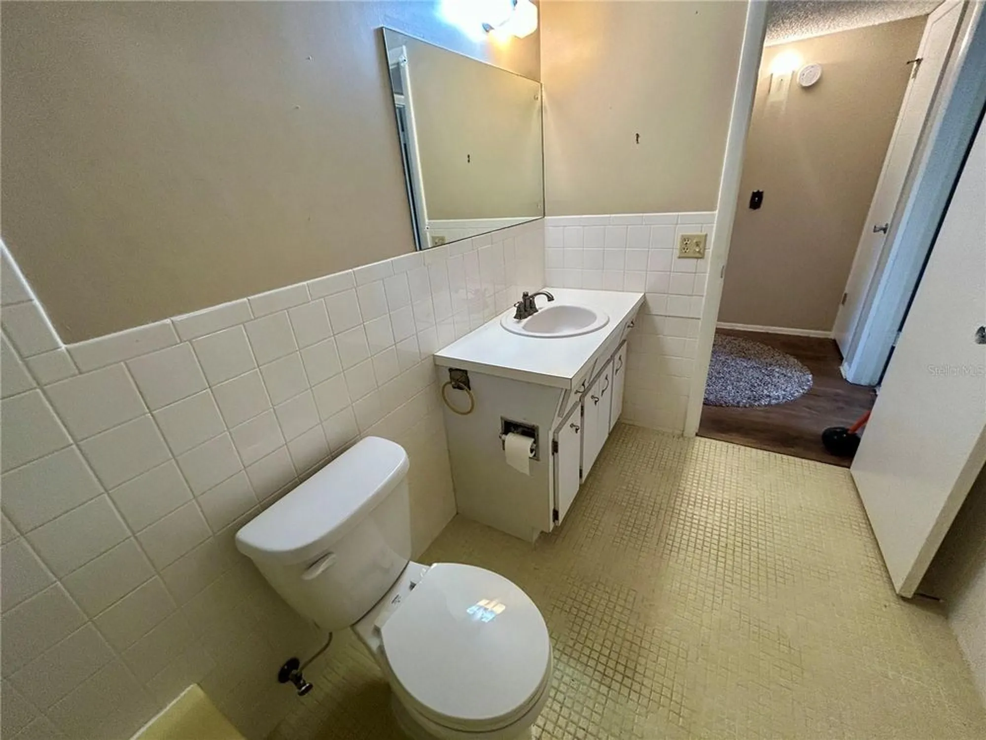 Property Slideshow image 27 of 48 | 2402 ecuadorian way apt 28, Clearwater, FL, 33763