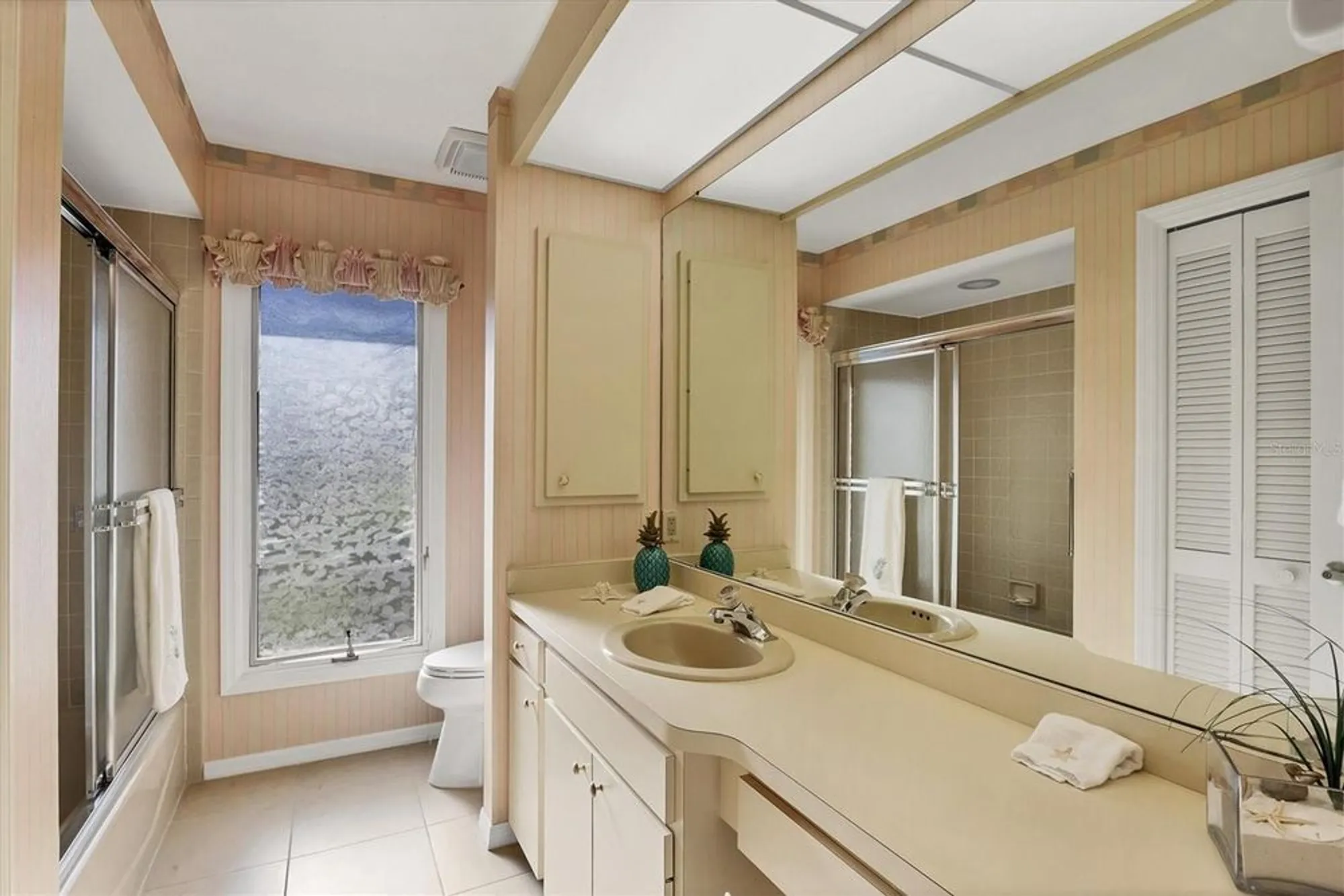 Property Slideshow image 24 of 59 | 3825 wilshire cir 1, Sarasota, FL, 34238