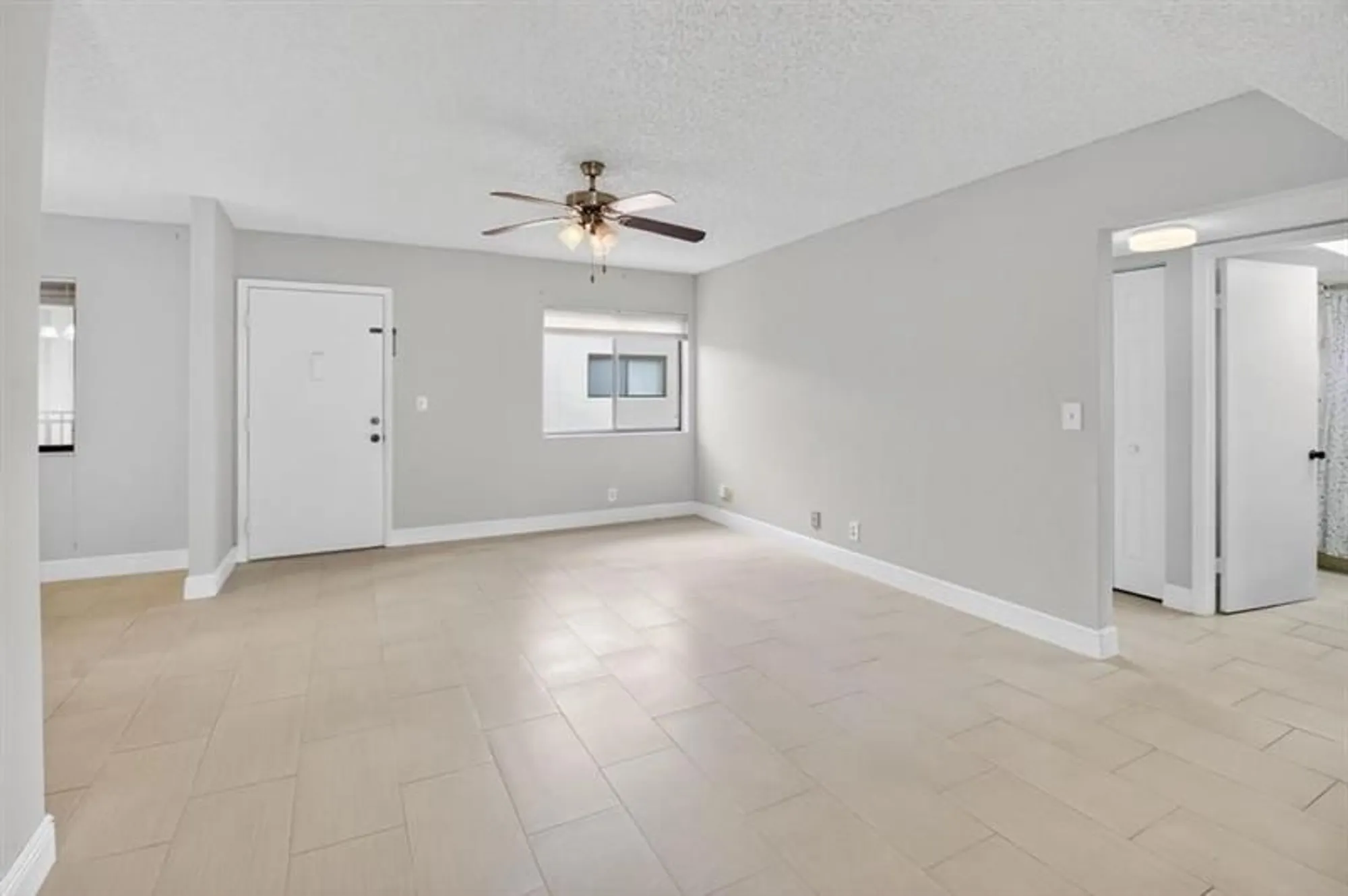 Property Slideshow image 10 of 39 | 5370 las verdes cir apt 319, Delray Beach, FL, 33484