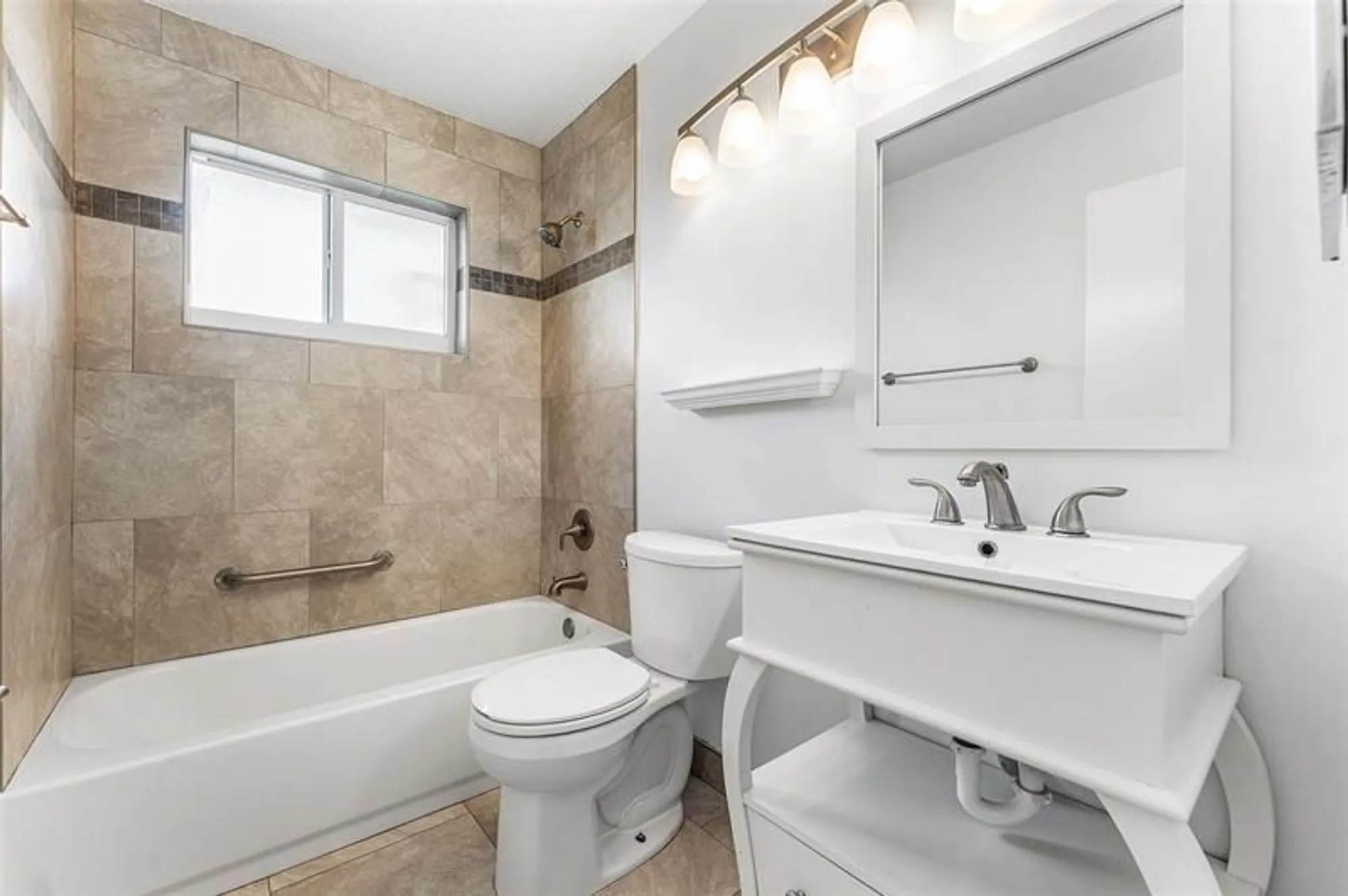 Property Slideshow image 19 of 34 | 4706 nw 43rd ter, Tamarac, FL, 33319