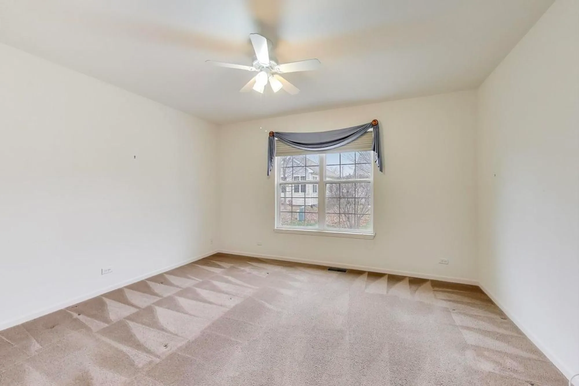 Property Slideshow image 14 of 27 | 1129 drury ln, Aurora, IL, 60502