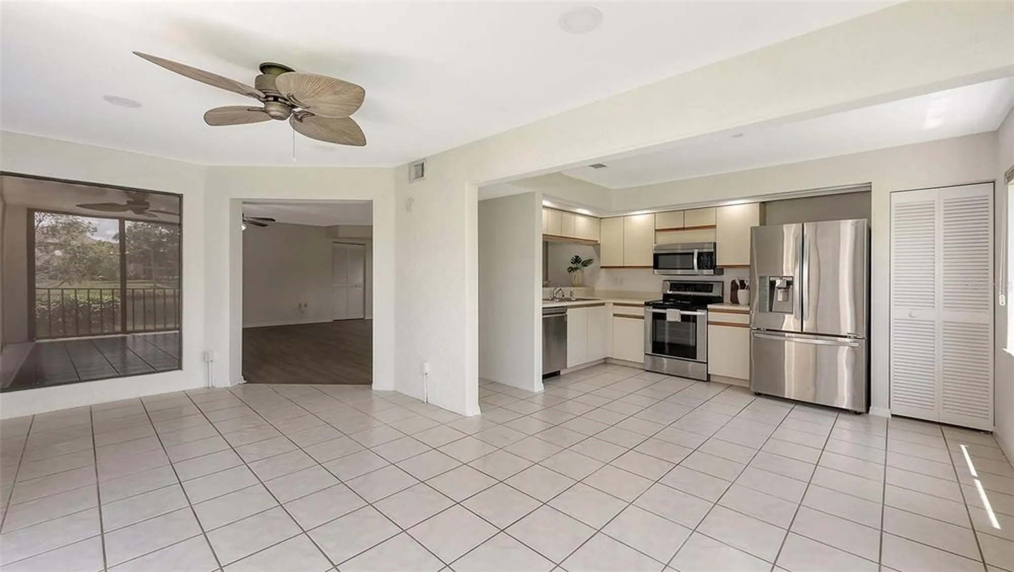 Property Slideshow image 13 of 39 | 5223 heron way # 104, Sarasota, FL, 34231